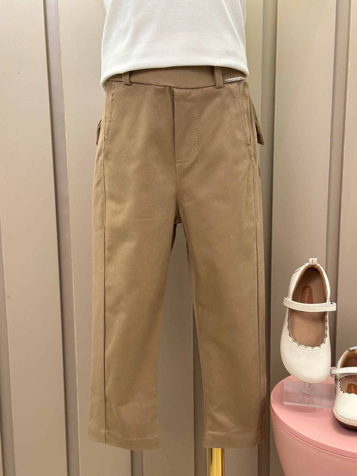 Conjunto Infantil Blusa Algodão Cotton Ursinha Colar Bordado e Calça Sarja Bolsos Laço Bege Escuro - Pituchinhus