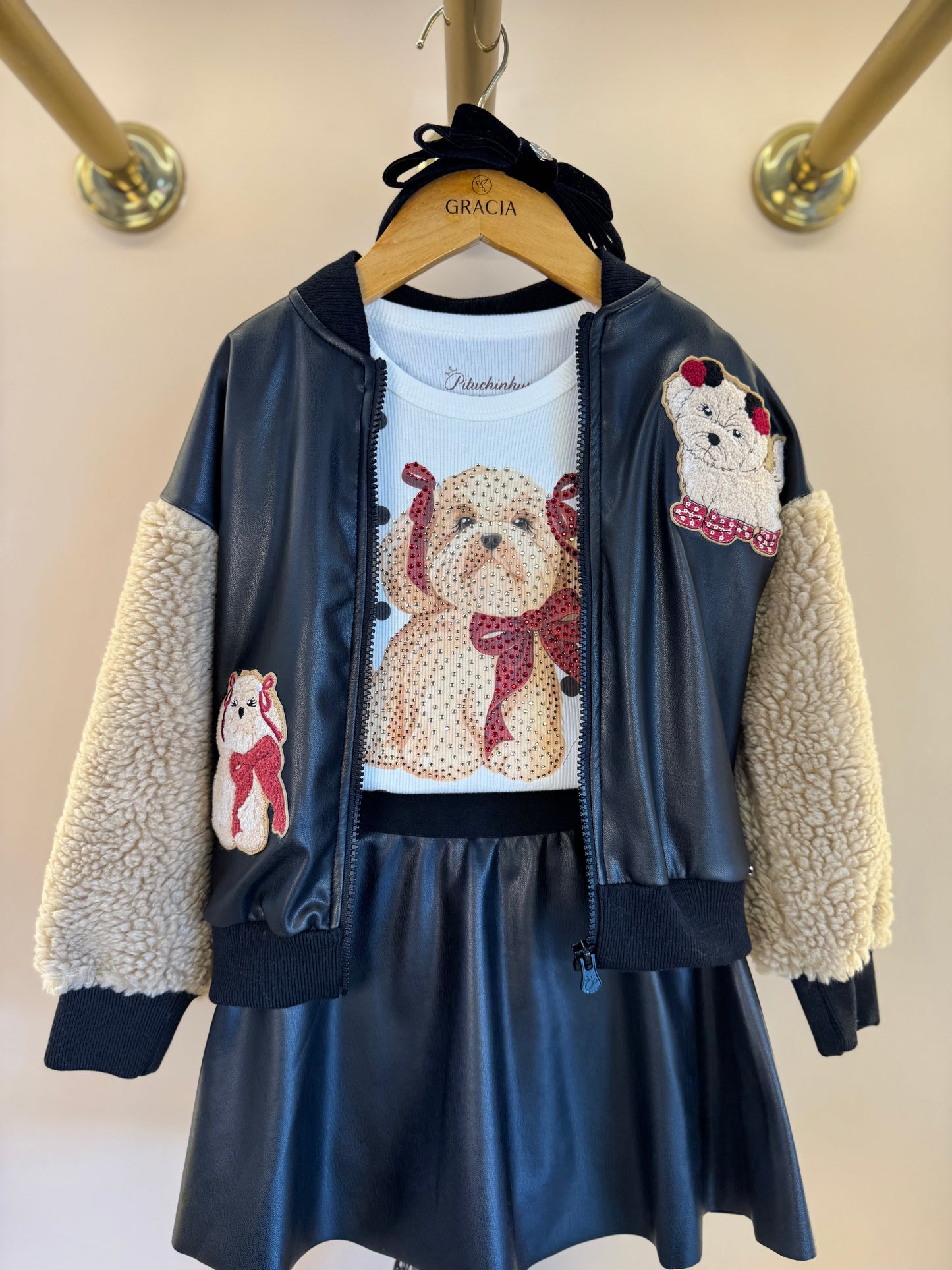 Conjunto Infantil Jaqueta Patches Couro Pele Carneirinho e Saia Evasê Couro Tech Preta - Pituchinhus