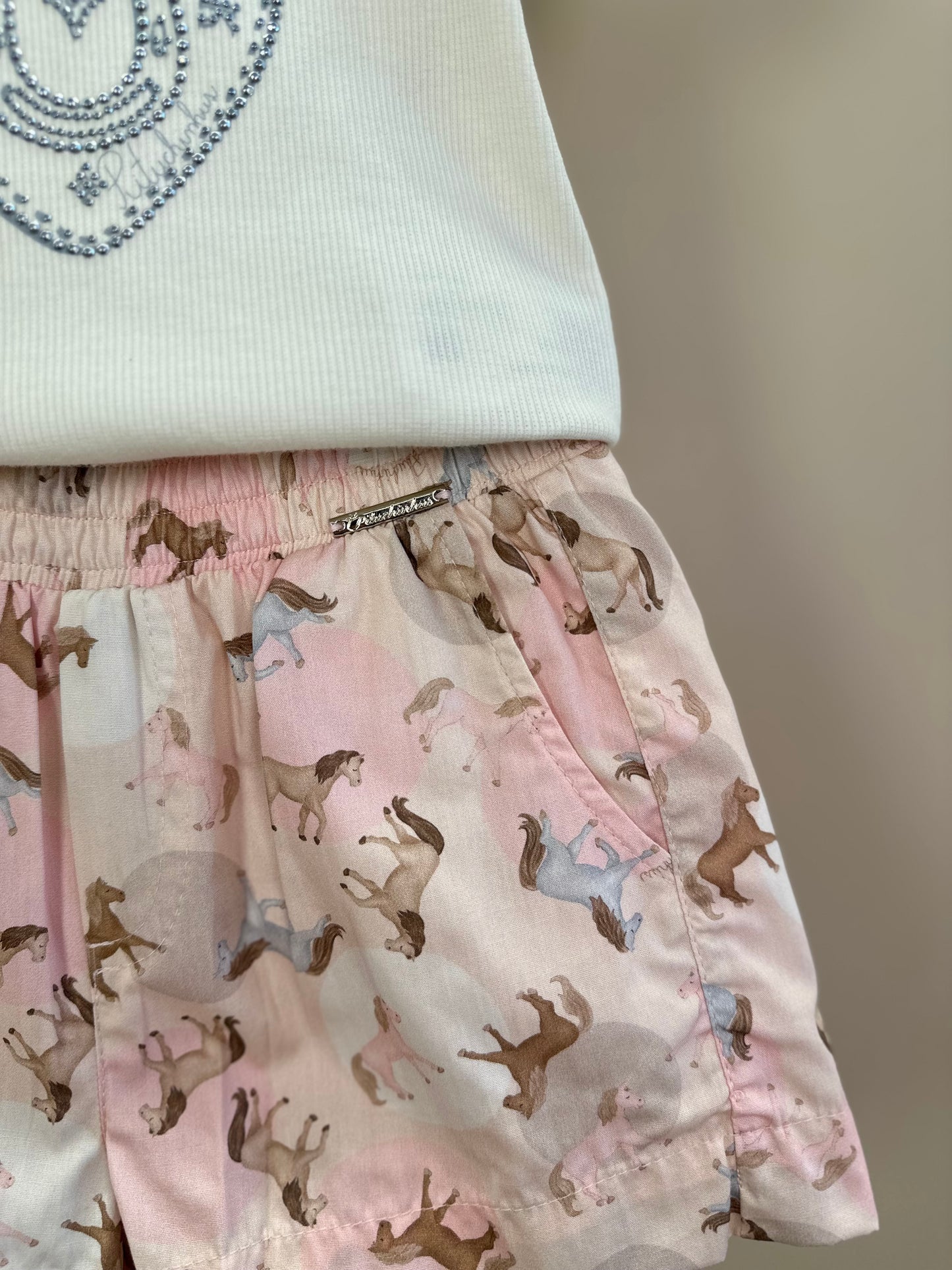 Conjunto Infantil Blusa Rib Good Luck Bordada e Shorts Rosa Estampa Cavalinhos - Pituchinhus