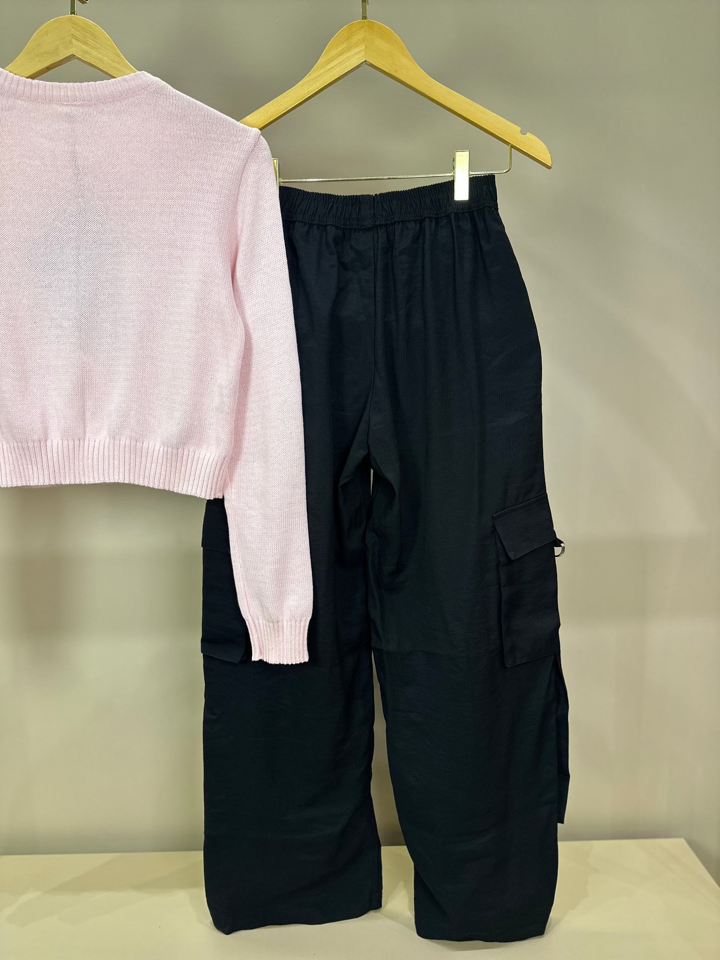 Conjunto Teen Suéter Tricot Dog Tennista Rosa e Calça Cargo Wide Leg Preta - Two In