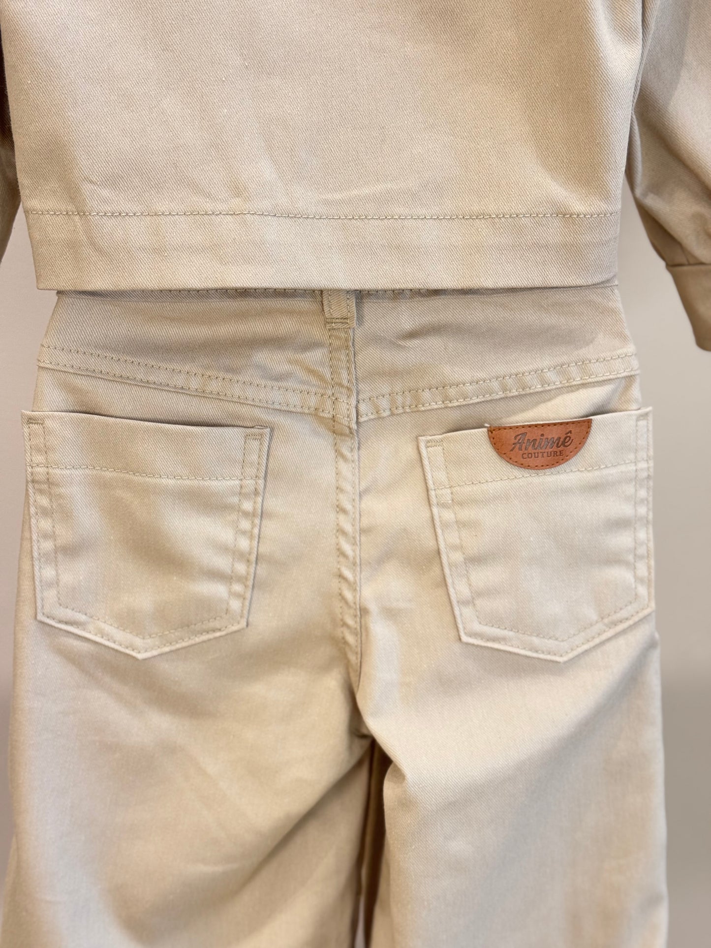 Conjunto Infantil Jaqueta Sarja Gola Alta e Calça de Sarja com Pregas - Animê