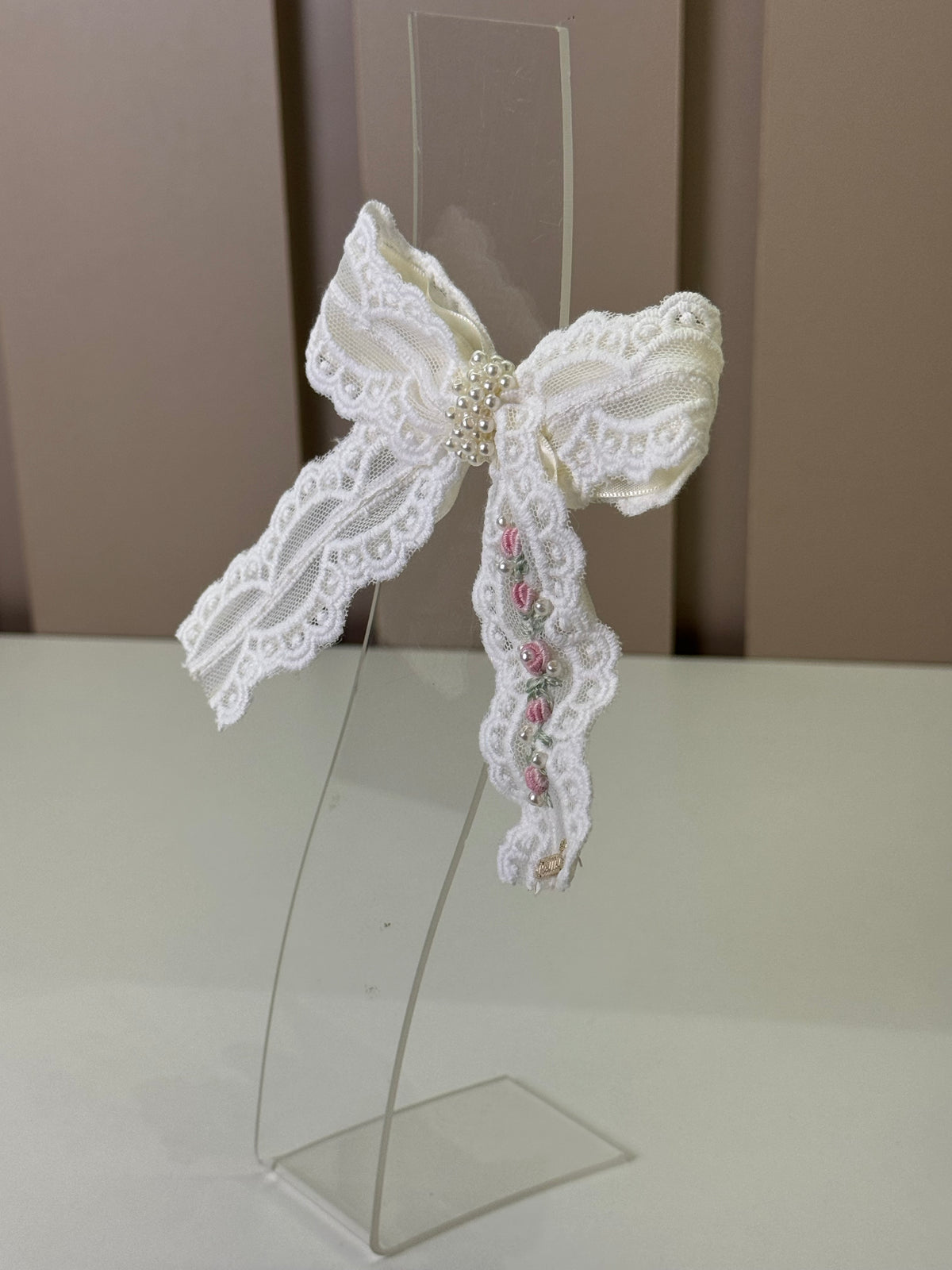 Laço Infantil Renda Flores Bordadas Miolo Pérolas - Roana