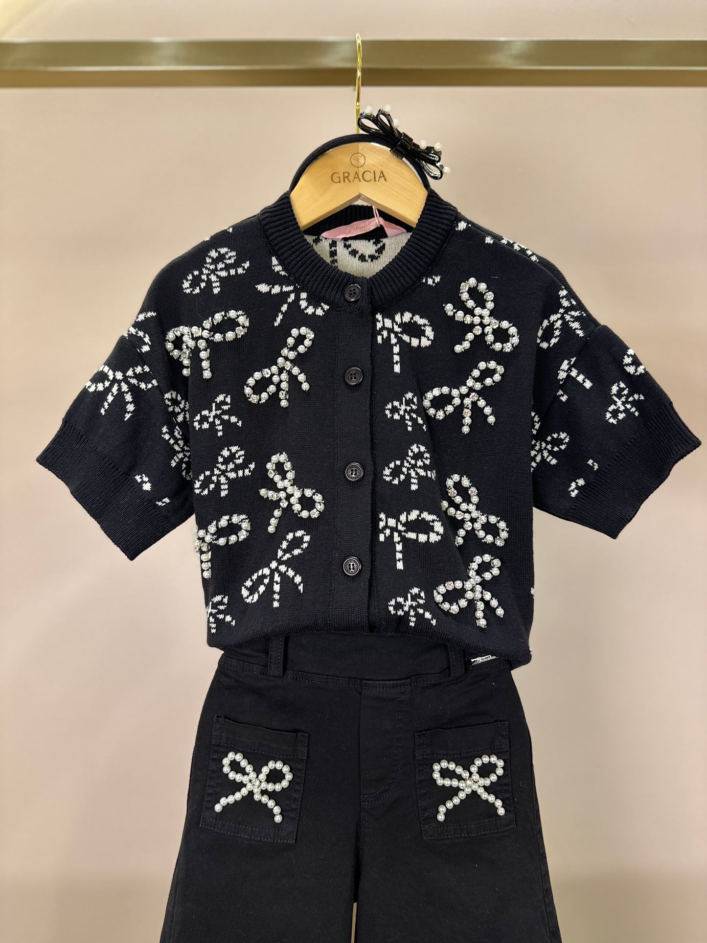 Conjunto Infantil Casaco Tricot Lacinhos Bordados Pérolas e Cristais e Calça Sarja Reta Laços Bordados Bolsos Preta - Pi