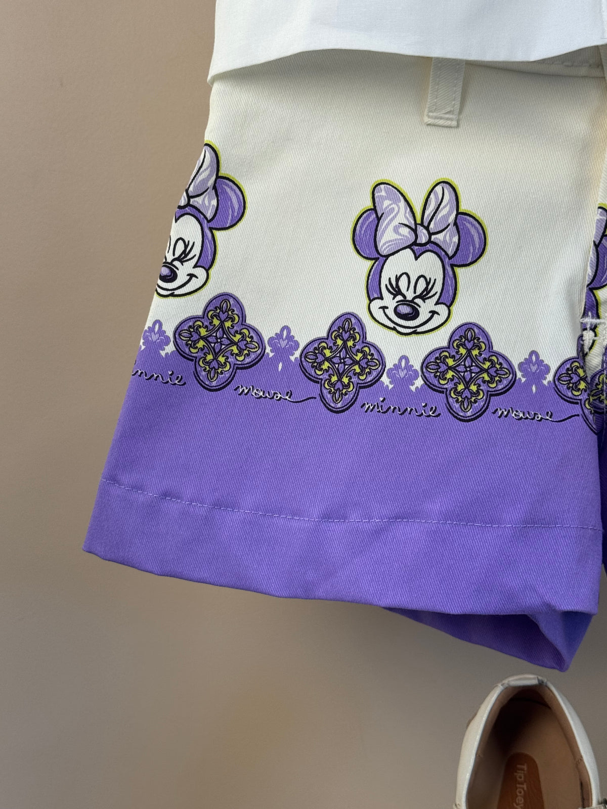 Conjunto Infantil Camisa Gola Clássica Capa Minnie Florais e Shorts Sarja Minnie Florais Detalhes Lilás - Animê