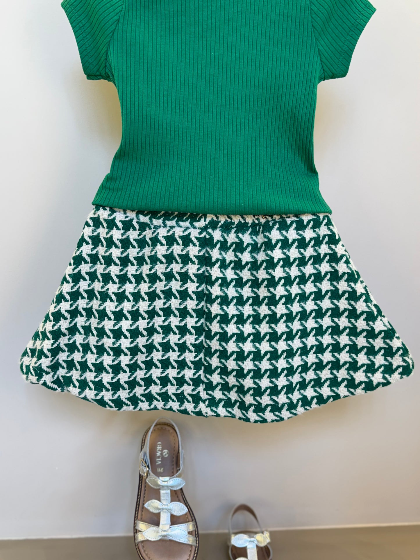 Conjunto Infantil Blusa Canelada Essentials e Saia Tweed Xadrez Verde -Animê