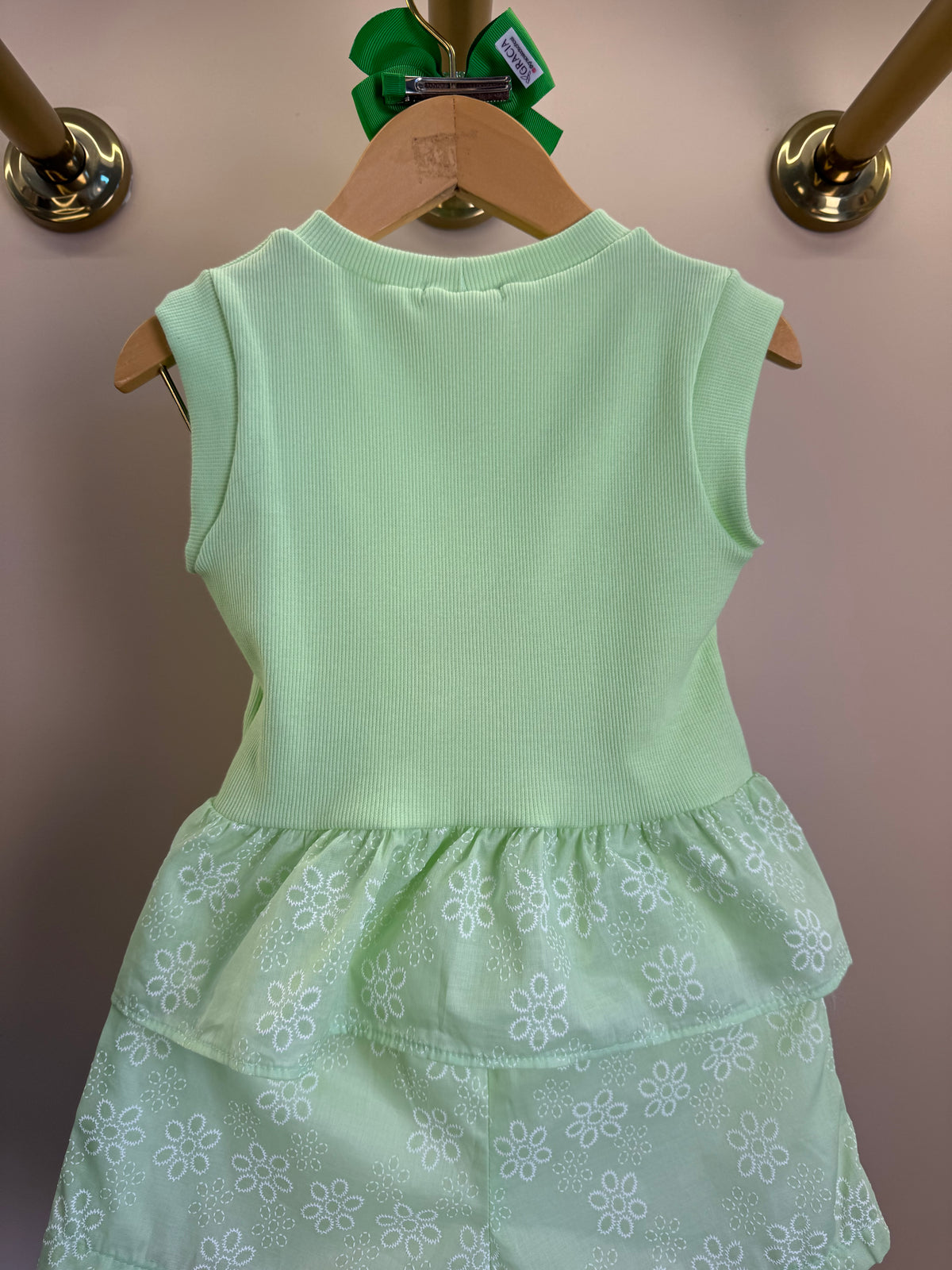 Conjunto Infantil Verde Blusa Com Babado Peplum e Shorts Com Bordado Inglês - Petit Cherie