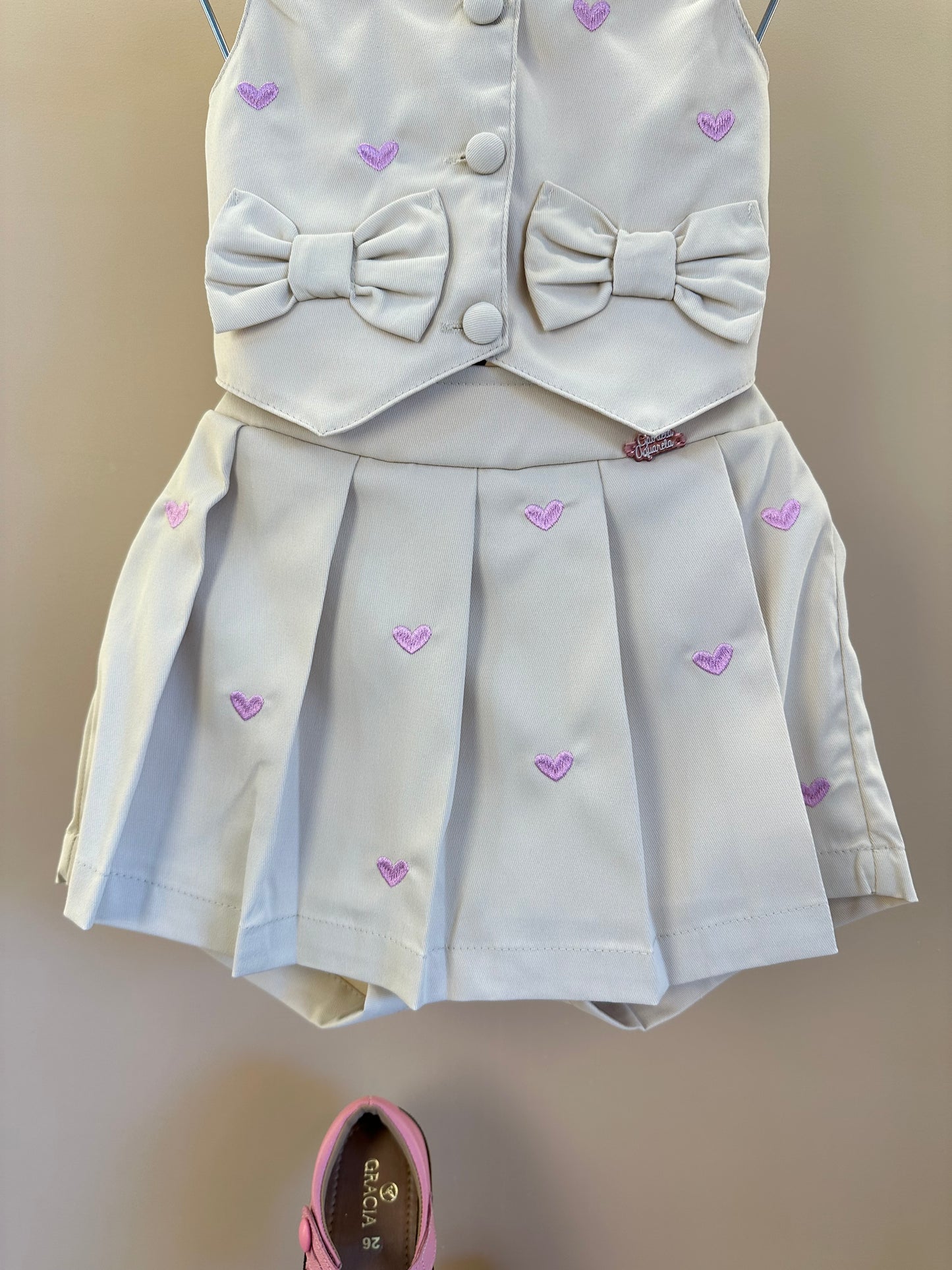 Conjunto Infantil Colete Corações Rosa  e Saia de Pregas  - Gabriela Aquarela
