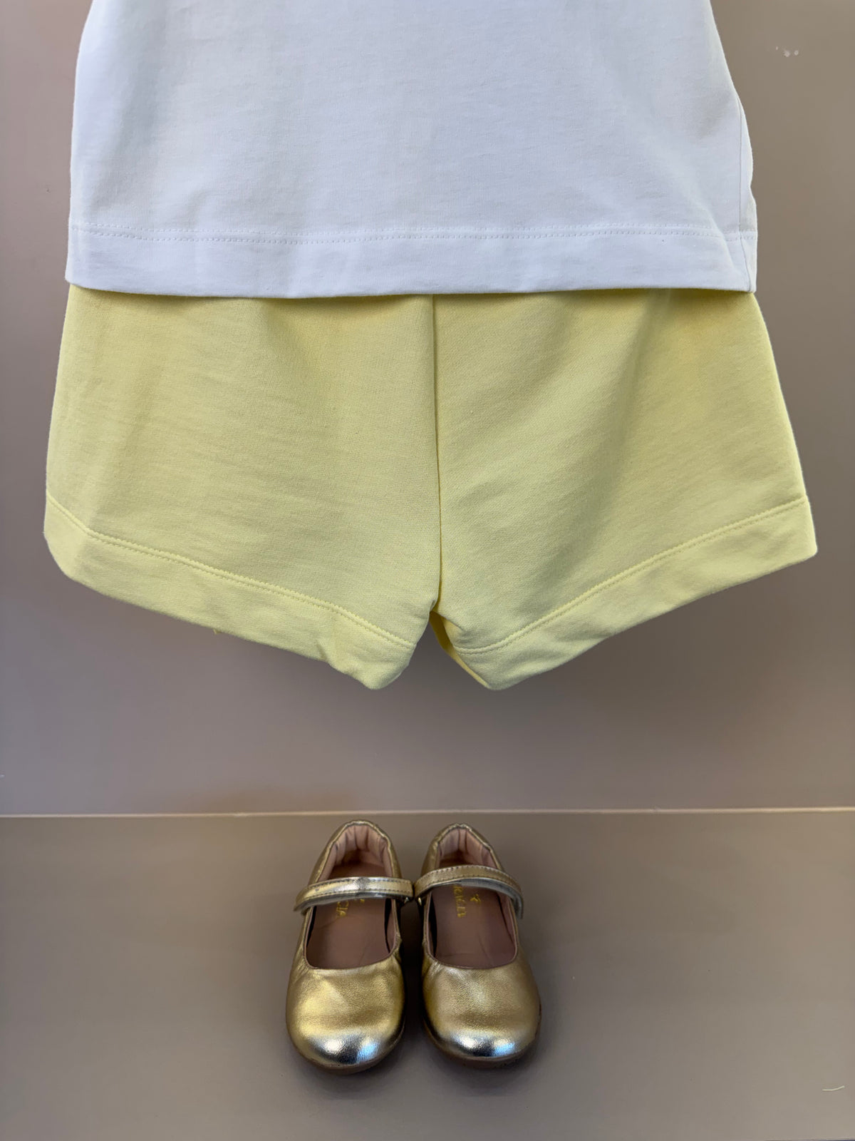 Conjunto Infantil Blusa Com Pingente e Shorts Saia Amarelo - Animê
