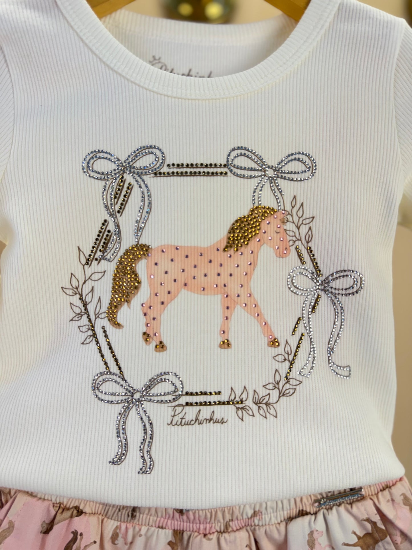 Conjunto Infantil Blusa Rib Moldura Cavalinho Cristal Off White e Shorts Cavalinhos Rosa - Pituchinhus