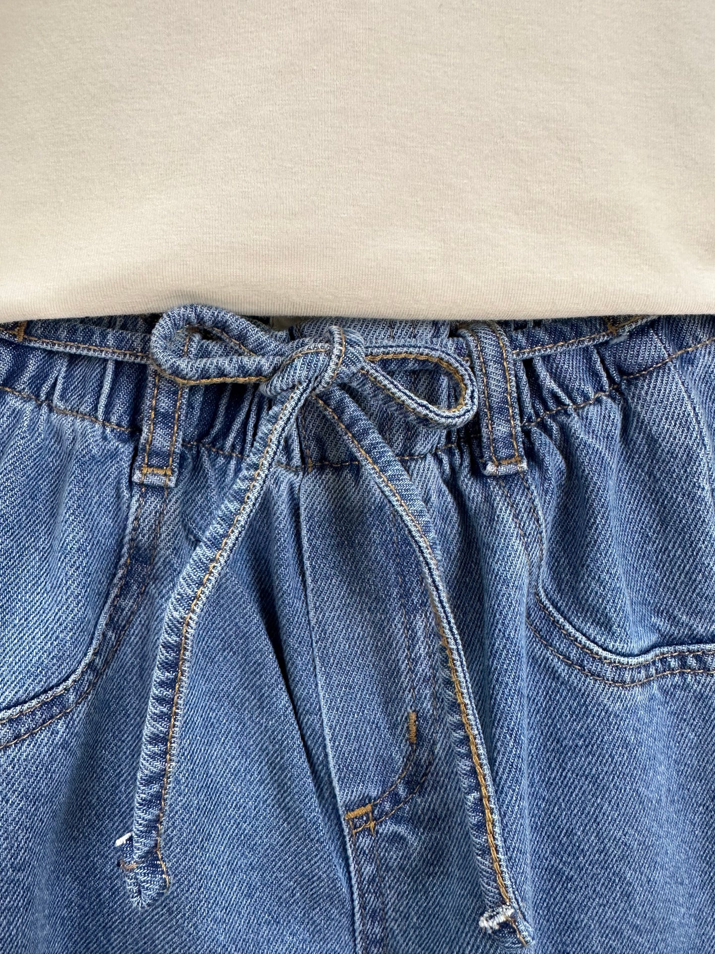 Conjunto Infantil Blusa Lenço Estampado Amarrado Na Gola e Calça Jeans Wide Leg Cós Alto Com Elástico - Momi