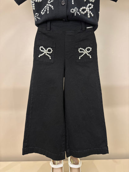 Conjunto Infantil Casaco Tricot Lacinhos Bordados Pérolas e Cristais e Calça Sarja Reta Laços Bordados Bolsos Preta - Pi