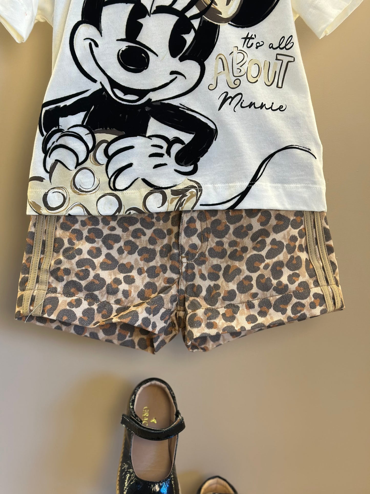 Conjunto Infantil Blusa Minnie Lacinho e Shorts Sarja Animal Print - Animê
