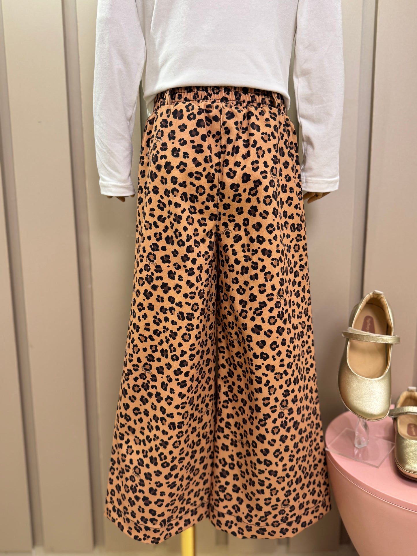 Conjunto Infantil Blusa  Ursinha Moldura Cristais e Calça  Sarja Reta Bolsos Oncinha - Pituchinhus