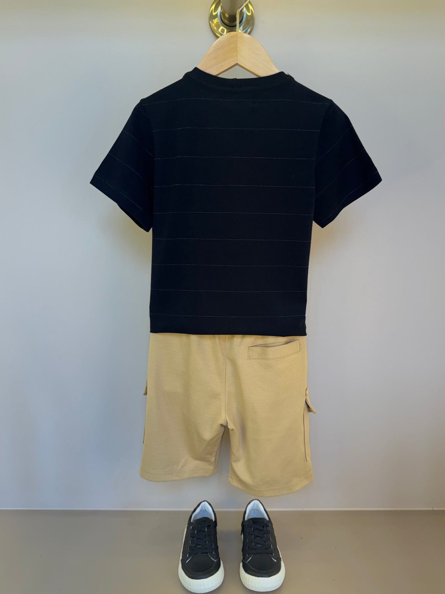 Conjunto Infantil Camiseta Algodão Teddy Pima Listrada e Bermuda Ponto Roma Bolsos Cargo Bege - Dame