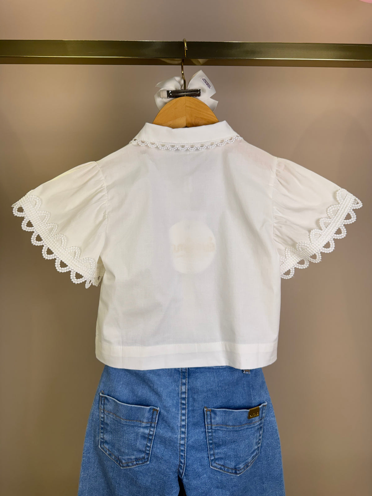 Conjunto Infantil Camisa Off White Gola Rendinha e Calça Jeans Bordado - Animê