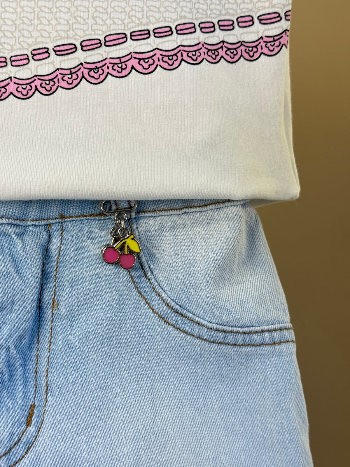 Conjunto Infantil Blusa Hello Kitty Bordado e Shorts Jeans Com Pingente - Momi