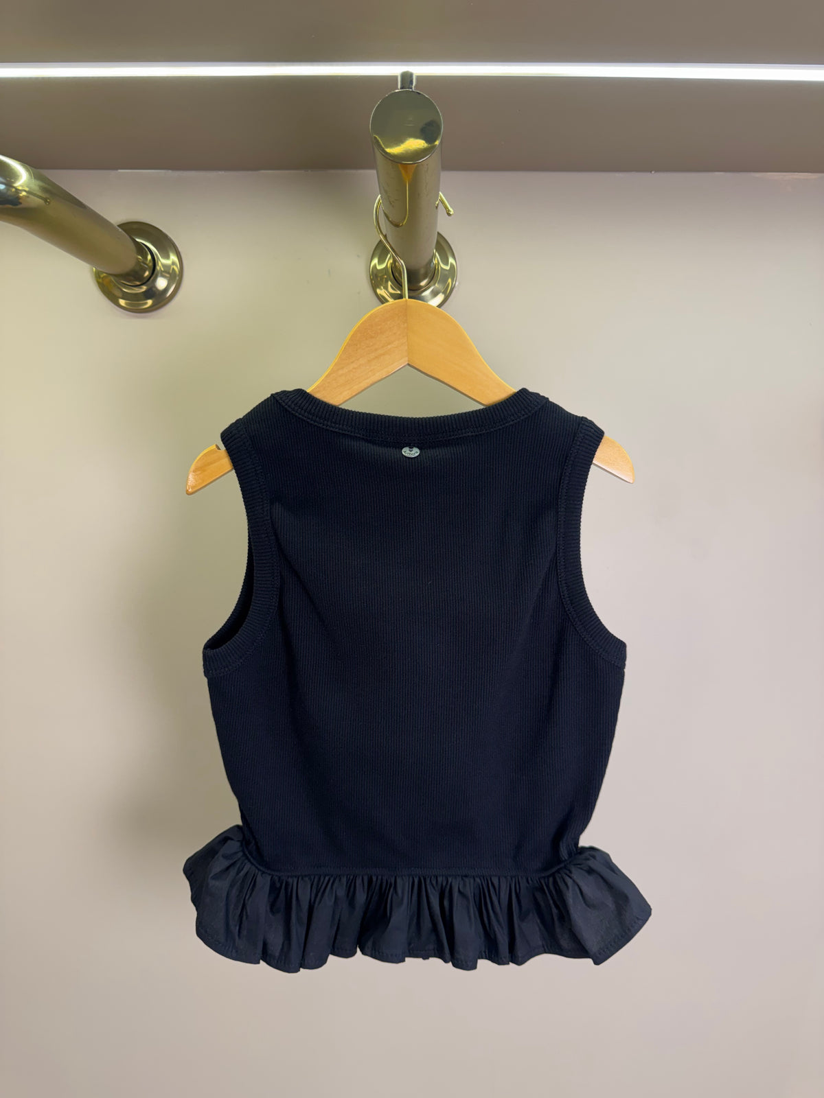 Regata Teen em Malha Preta com Babado – Authoria