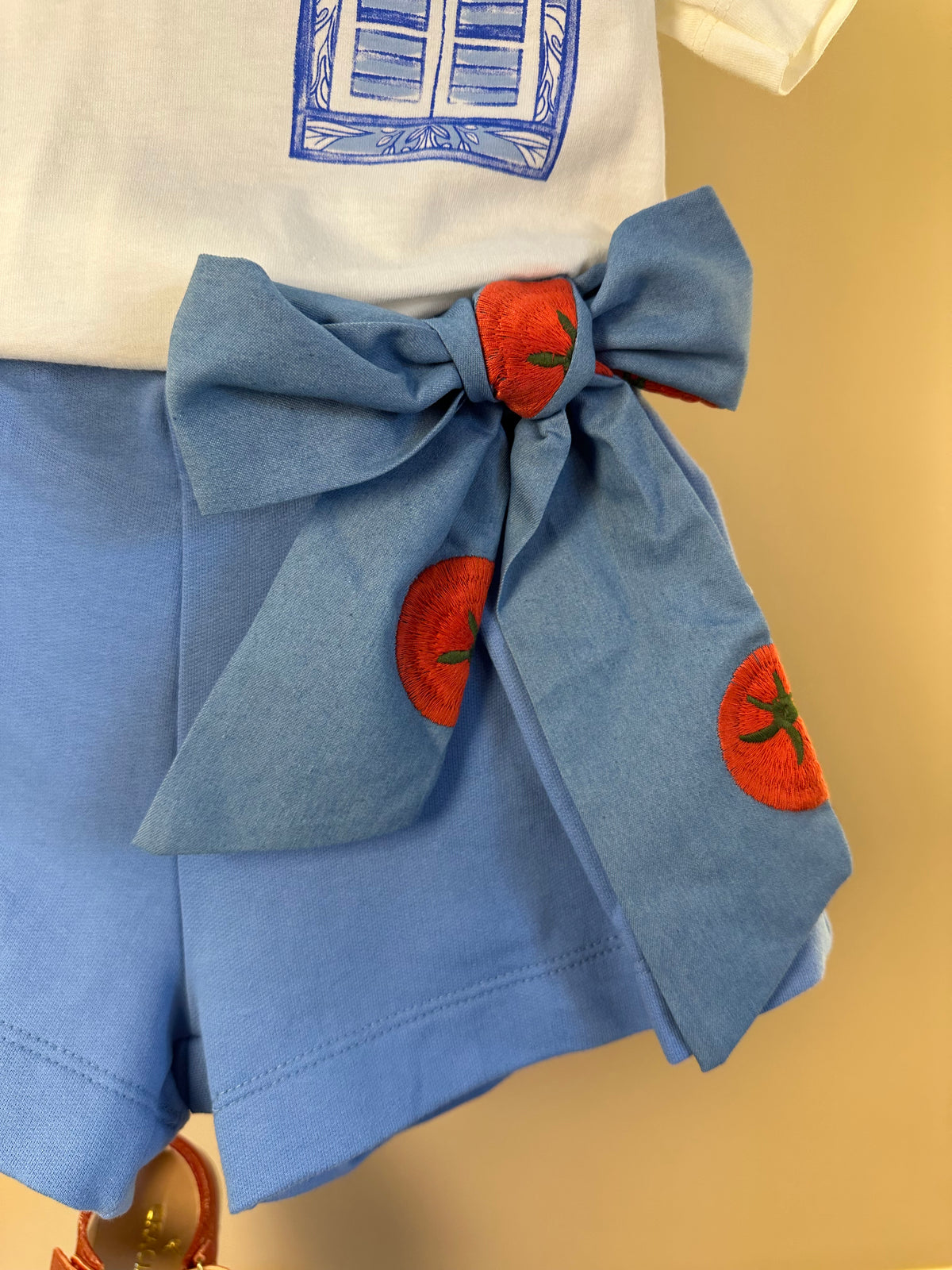 Conjunto Infantil Blusa Estampa Minnie e Mickey Bonjour e Saia Shorts Infantil Laço Bordado de Tomate - Animê