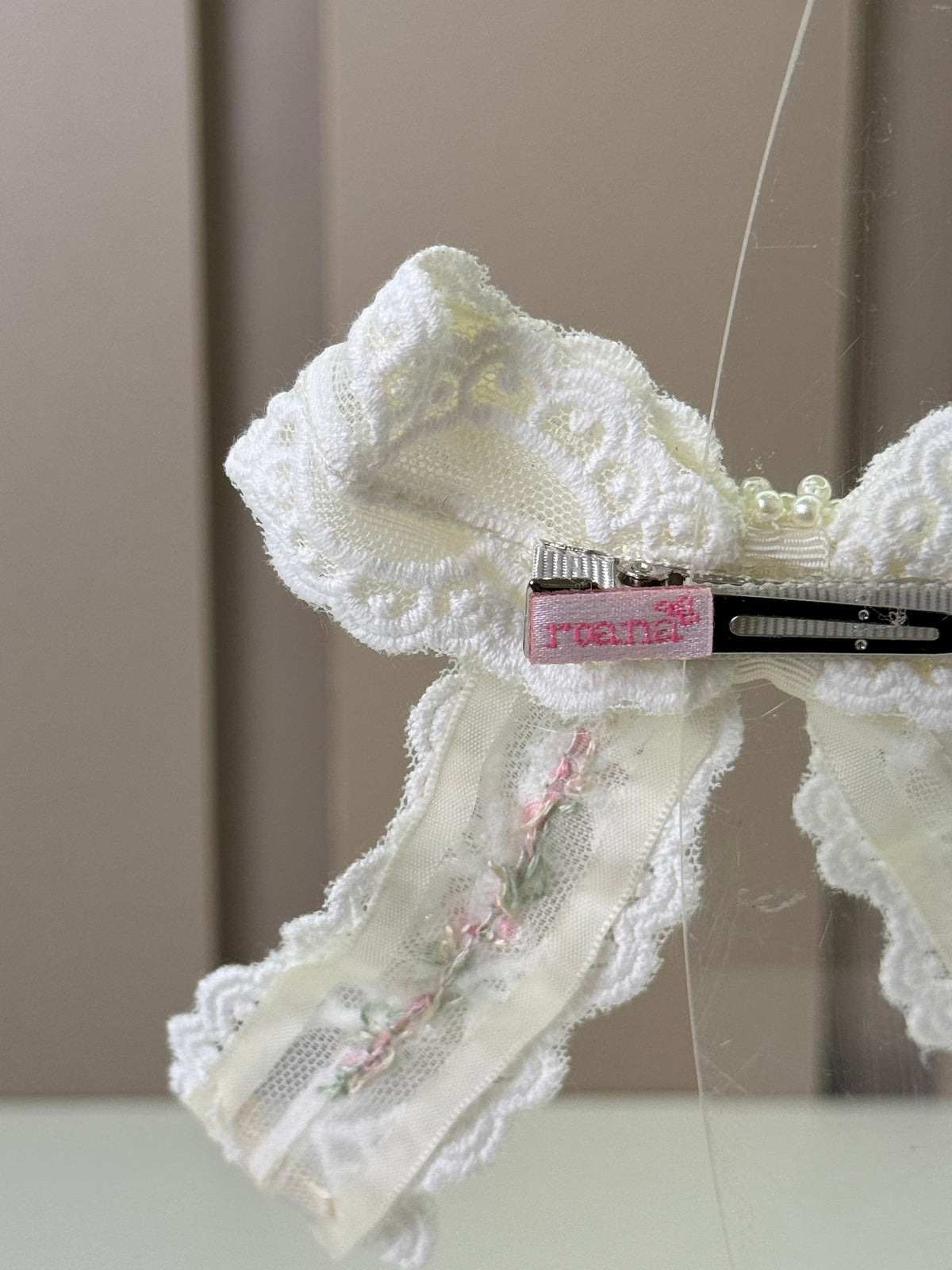 Laço Infantil Renda Flores Bordadas Miolo Pérolas - Roana