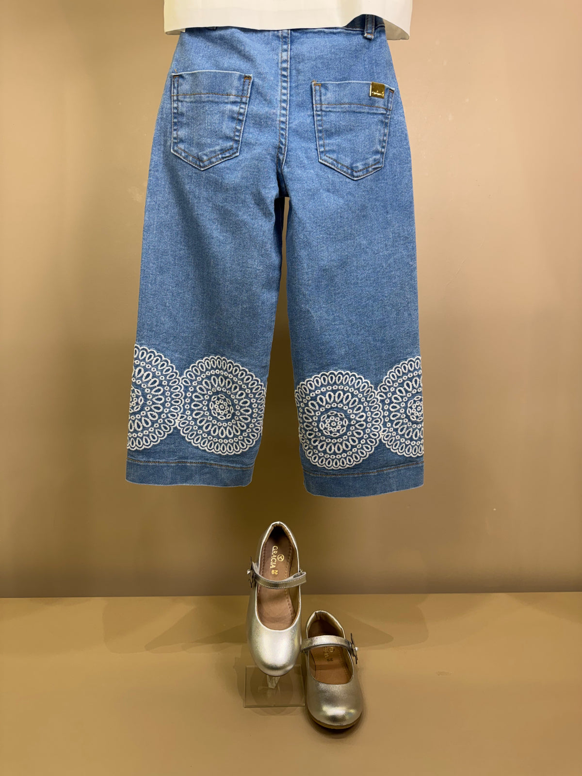 Conjunto Infantil Camisa Off White Gola Rendinha e Calça Jeans Bordado - Animê