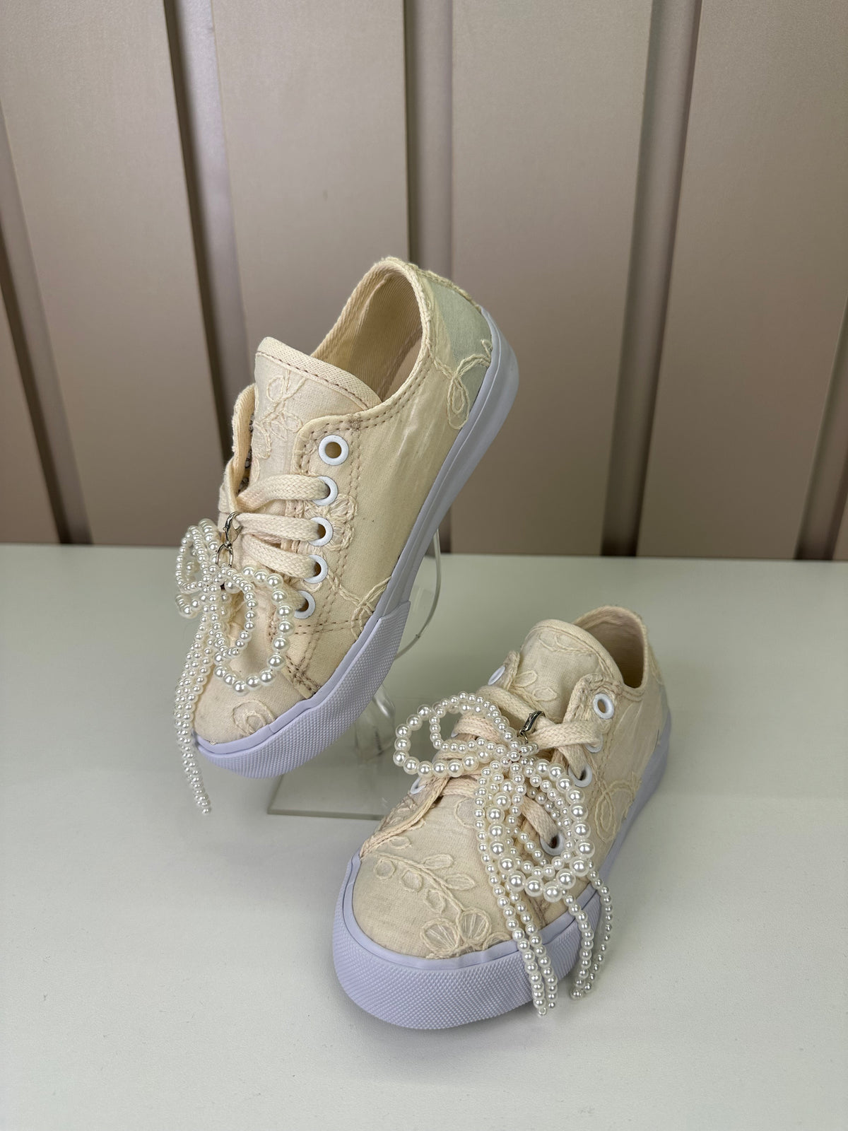 Tênis Infantil Casual Rendado Laço Pérolas Off White - Luluzinha