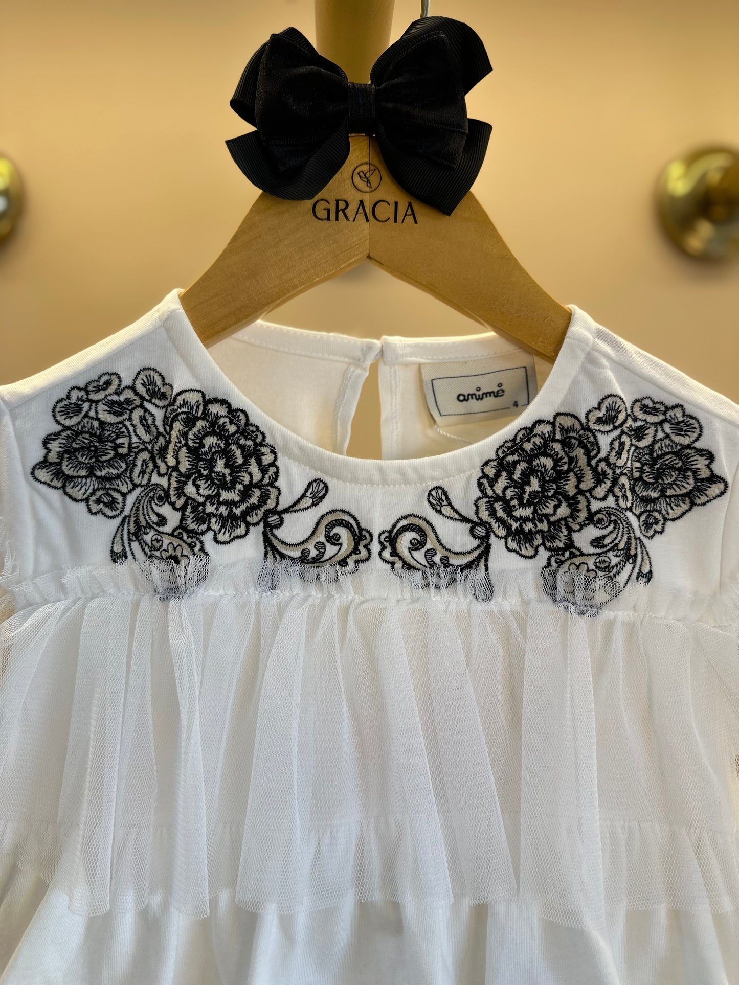 Conjunto Infantil Blusa  Bordada e Babados Pérola e Shorts Jeans Laço Preto - Animê