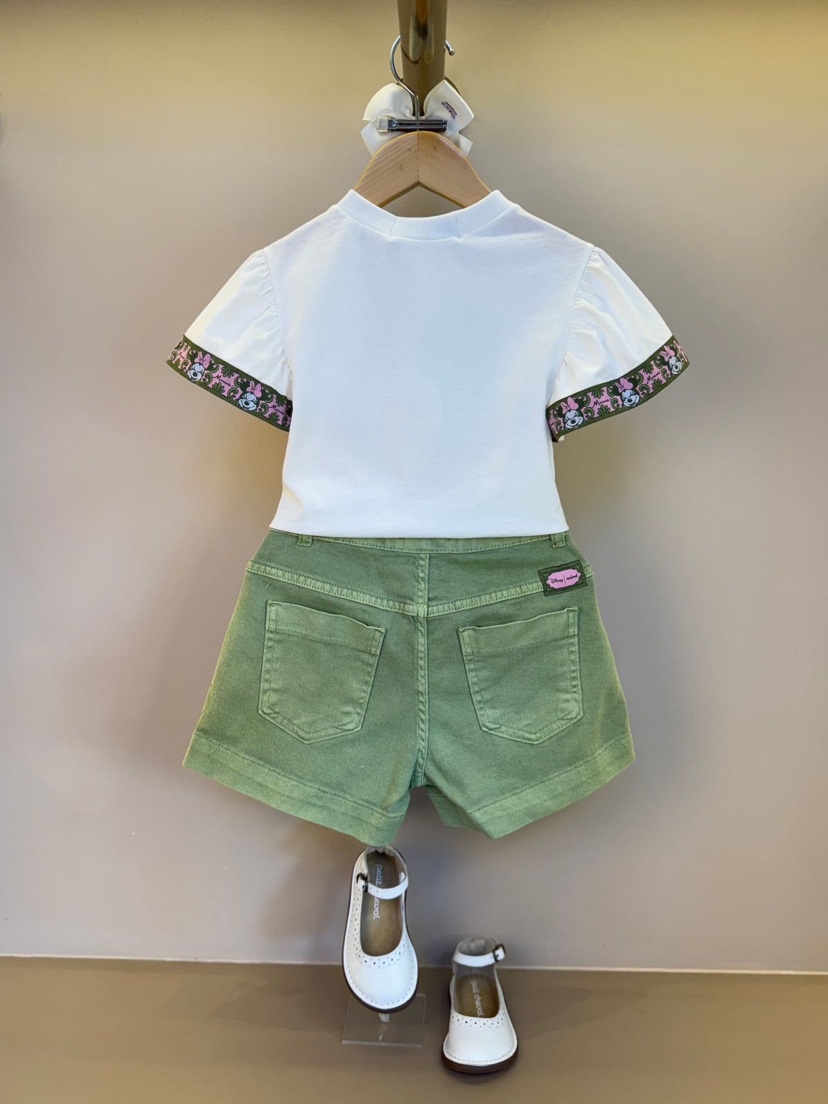 Conjunto Infantil Blusa Minnie Faixa Estilizada e Shorts Minnie Mouse Verde Forest - Animê