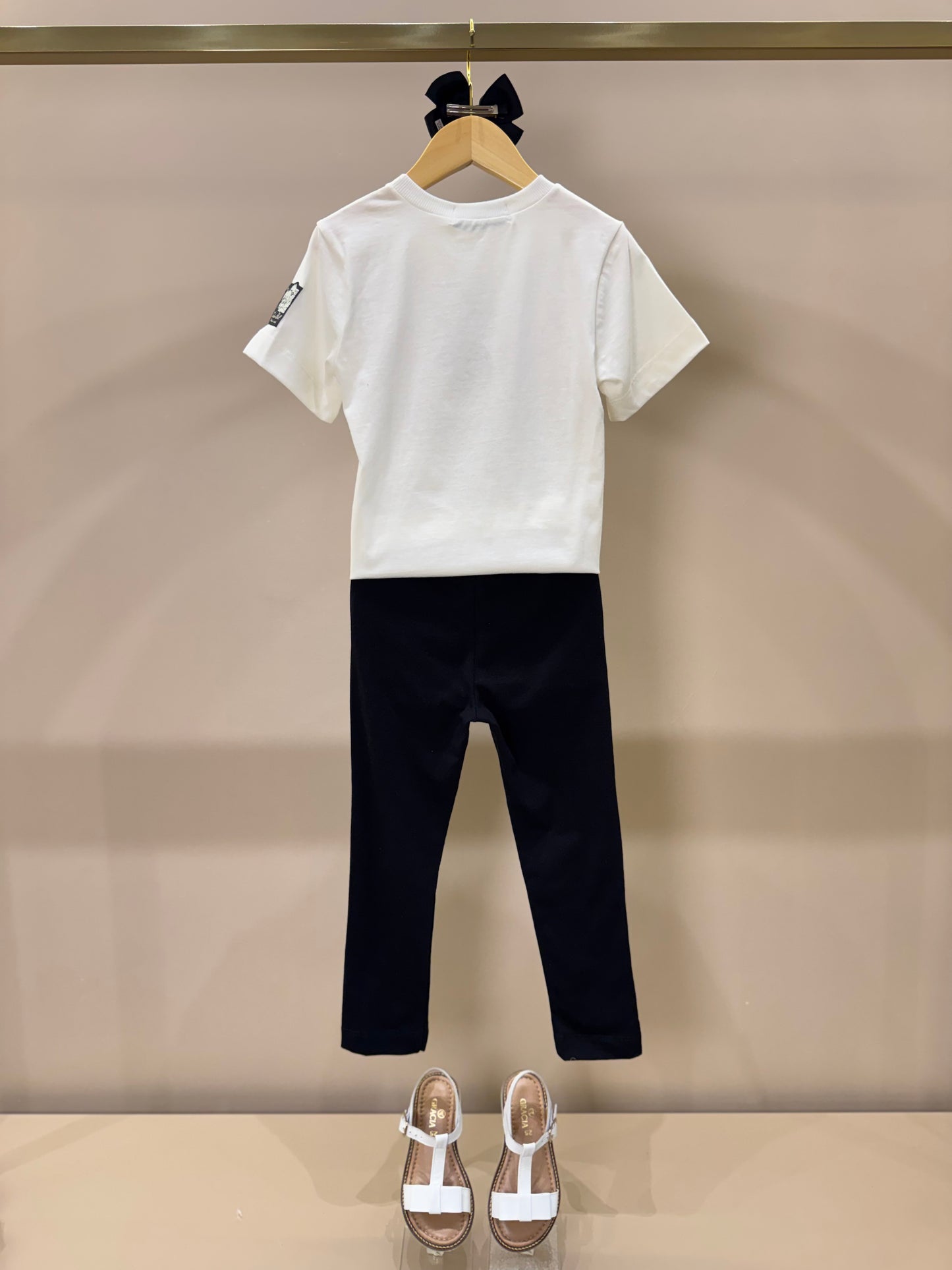 Conjunto Infantil Blusa Tiker Bell Off White e Legging Básica Preta - Animê Petite