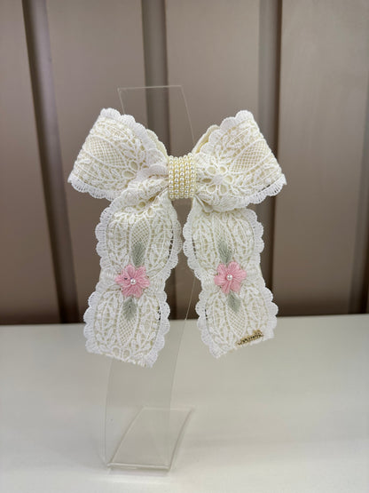 Laço Infantil Duplo Revestido Renda Bordado Flor Miolo Pérolas Marfim - Roana
