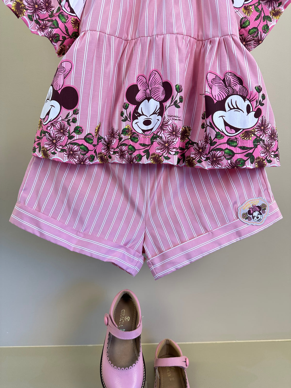 Conjunto Infantil Rosa Listrado Blusa Minnie Floral e Shorts - Animê