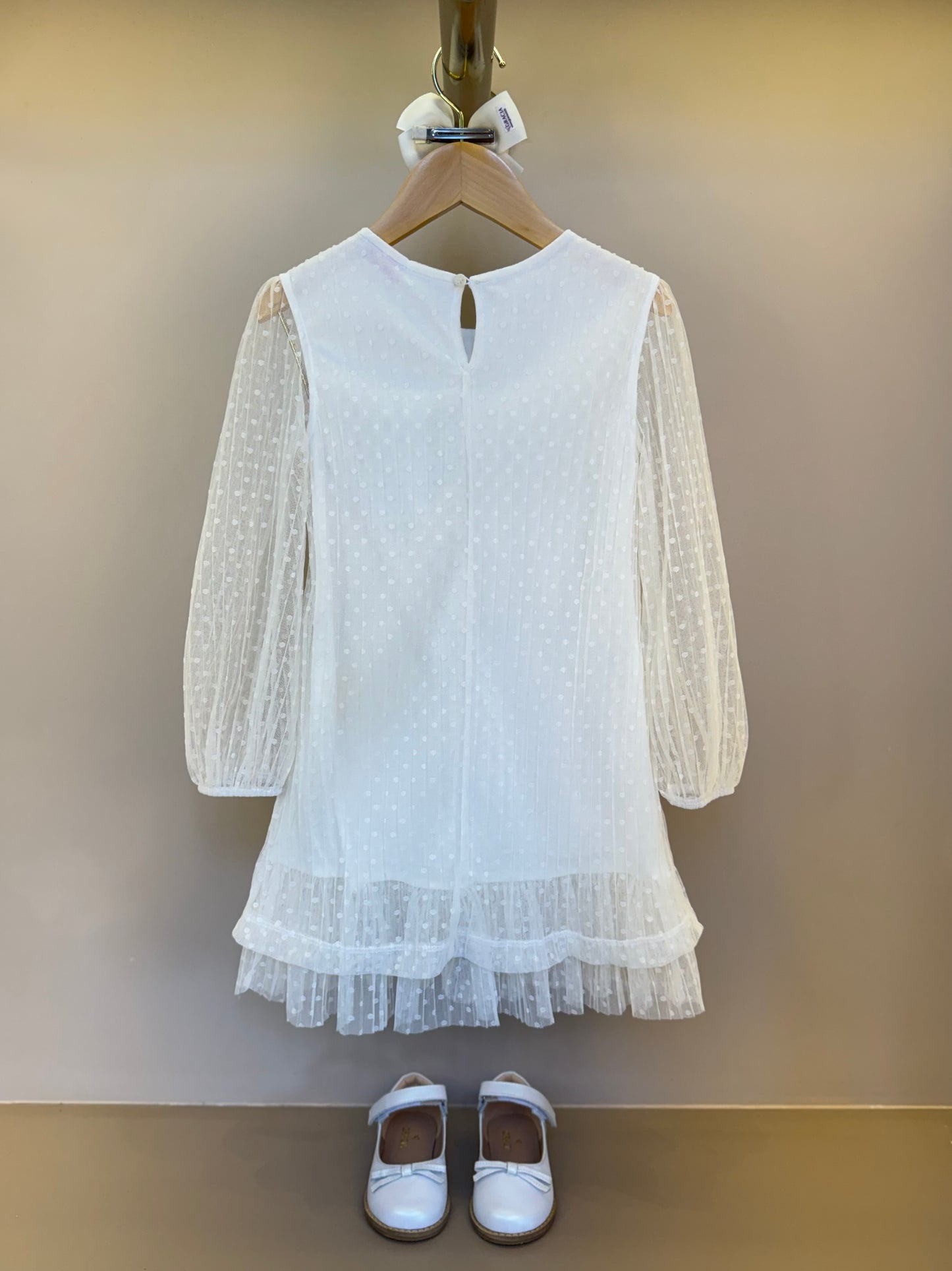 Vestido Infantil Trapézio Tule Plissado Aplicação Laço Off White - Luluzinha