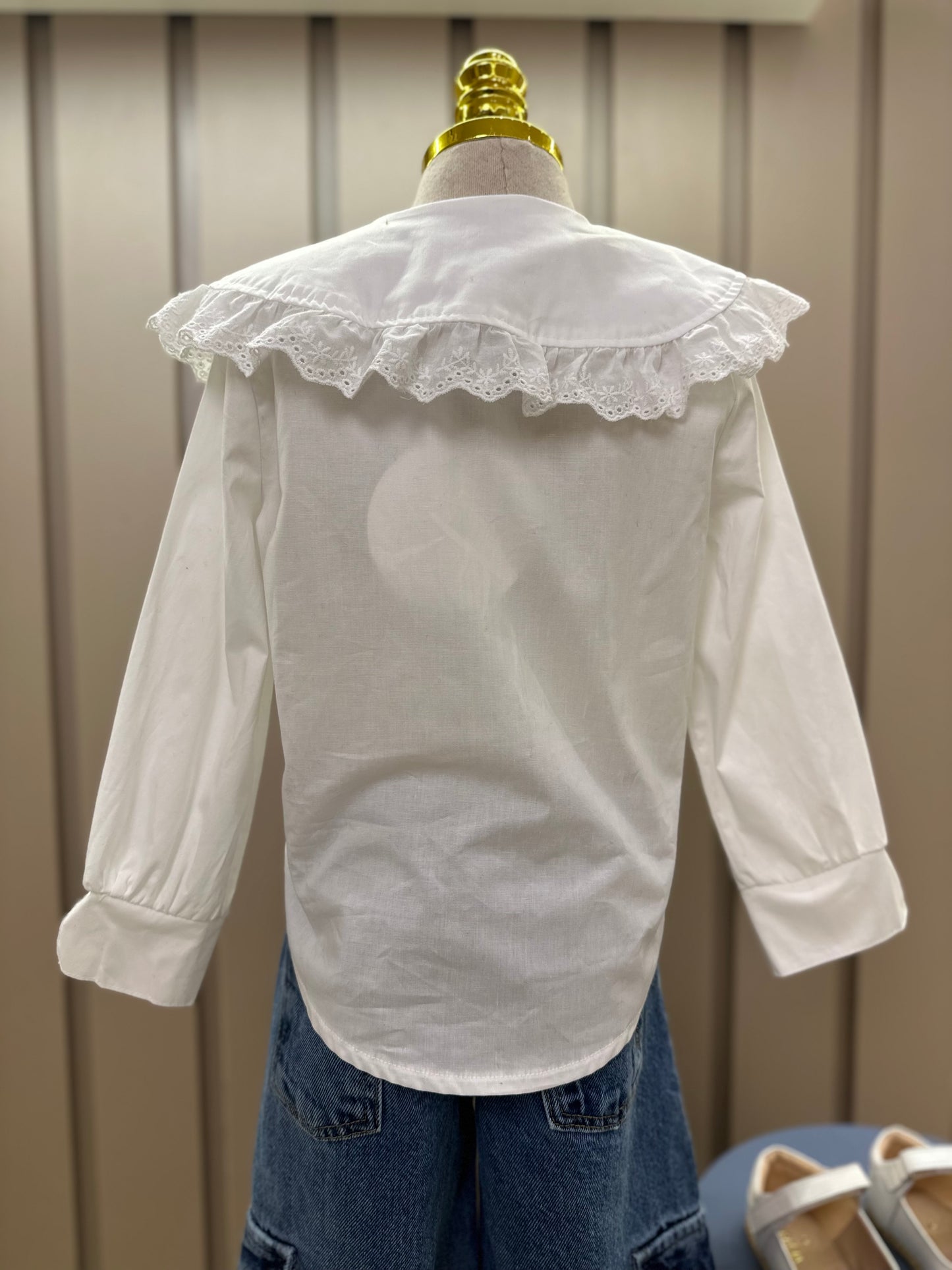 Conjunto Infantil Trio Colete Balonê Mini-Joia, Camisa Gola Babados Rendas e Calça Jeans Bolsos Laterais Mini-Joia - Animê