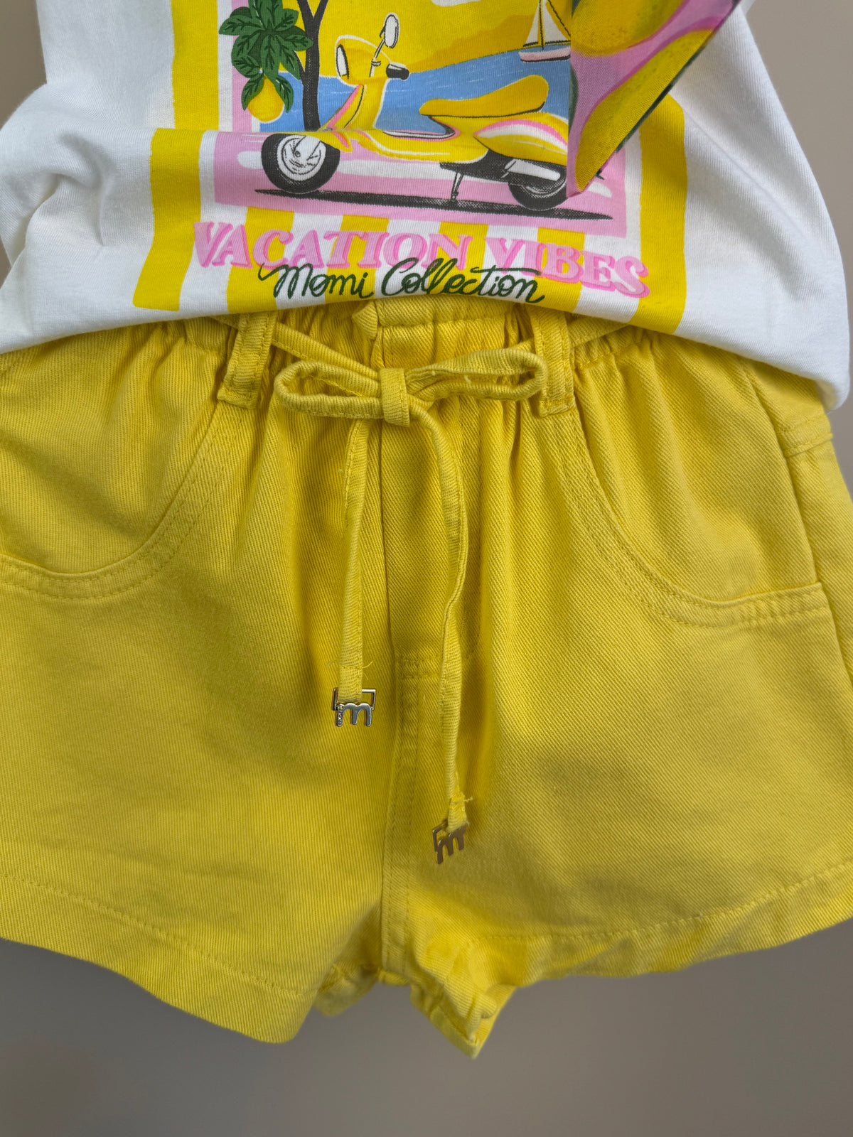 Conjunto Infantil Blusa Estampada Laço Lateral e Shorts Infantil Sarja Com Cinto Butter Cream - Momi