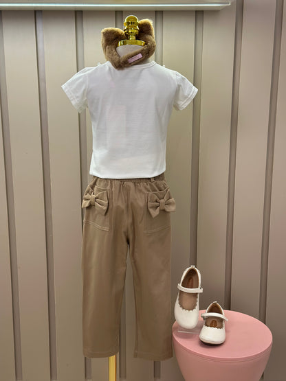 Conjunto Infantil Blusa Algodão Cotton Ursinha Colar Bordado e Calça Sarja Bolsos Laço Bege Escuro - Pituchinhus