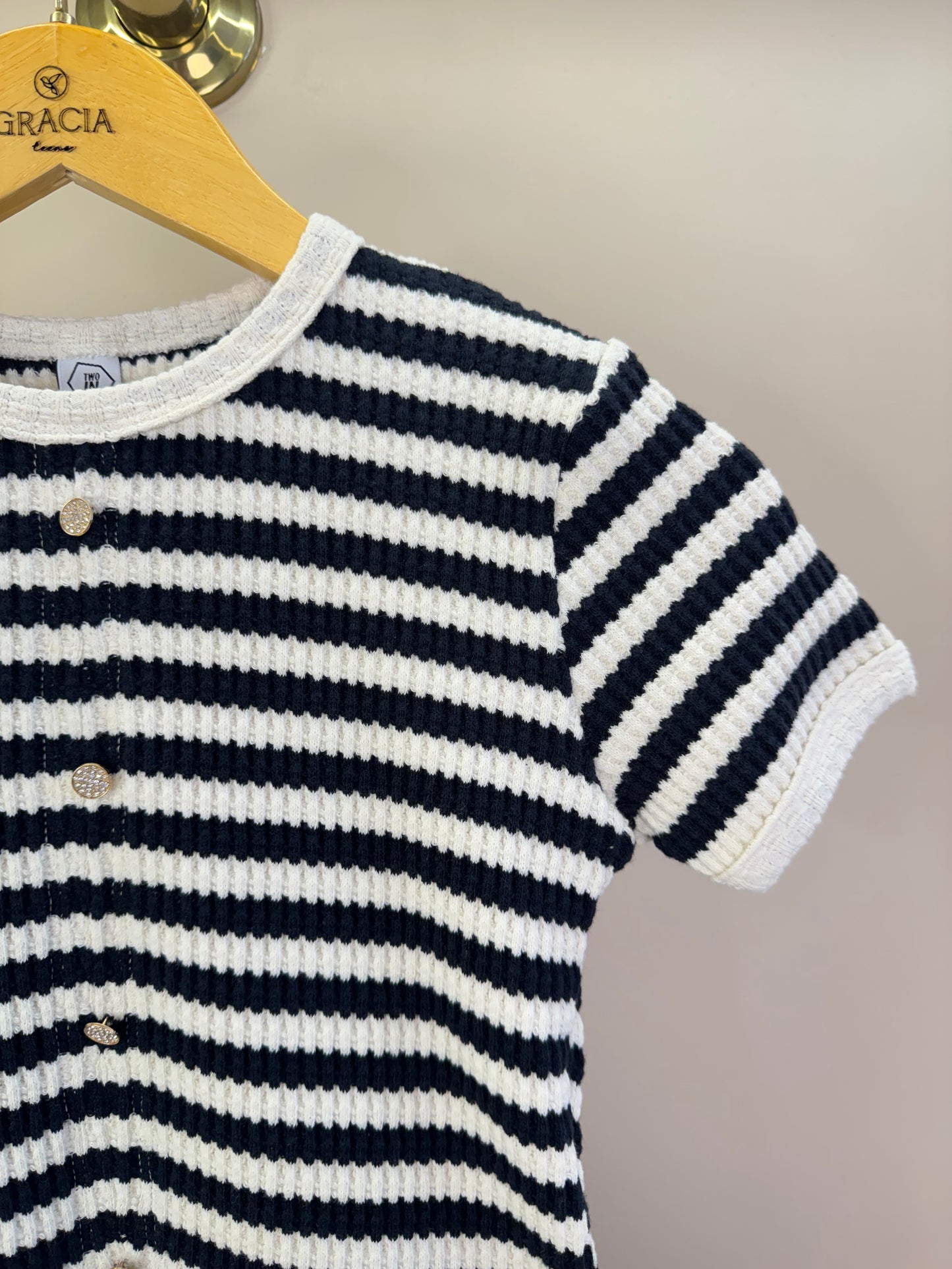 Conjunto Teen Blusa Malha Tricot Listrada com Botões e Shorts Listrado Preto - Two In
