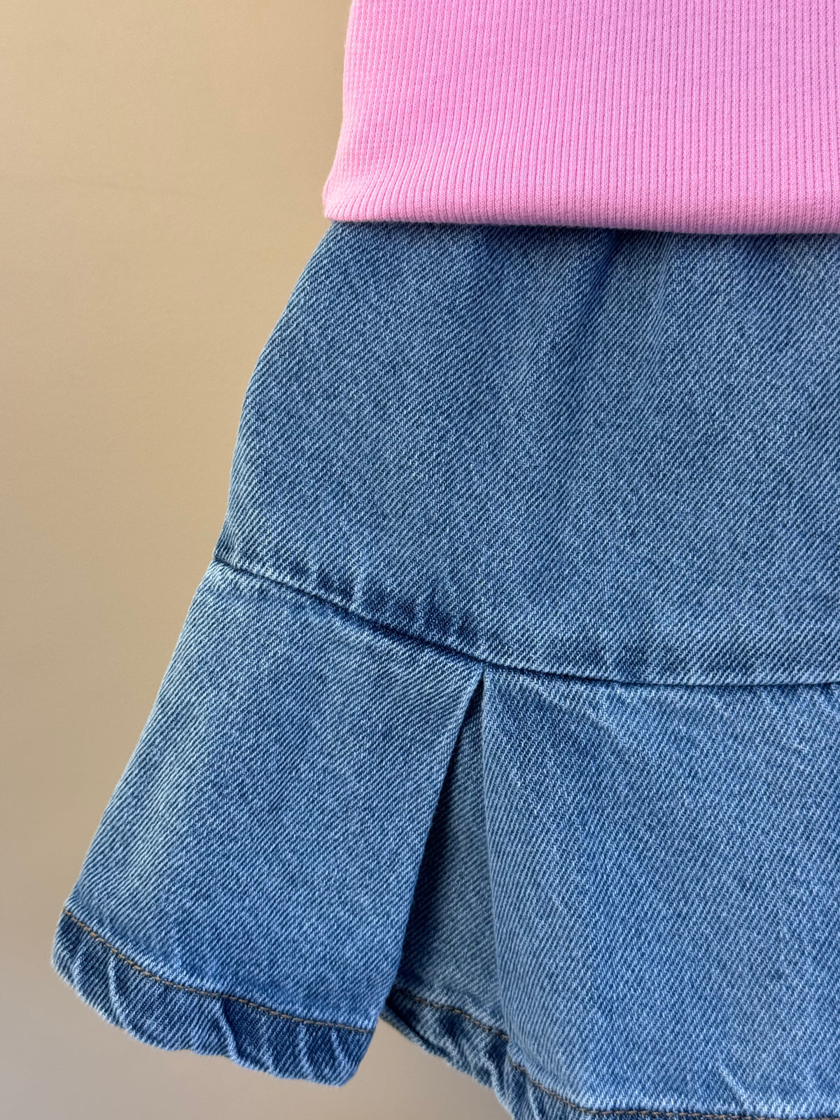 Conjunto Infantil Regata Rosa Com Cerejas e Saia Jeans Pregas Com Pingente - Momi