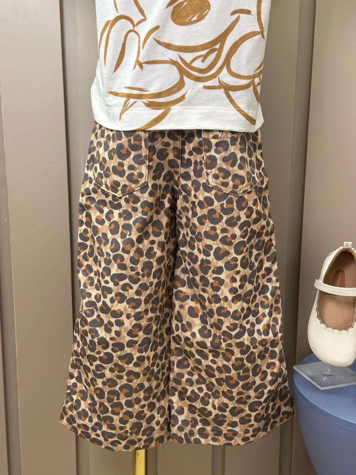 Conjunto Infantil Blusa Minnie Paisley Dourada e Calça Sarja Animal Print - Animê