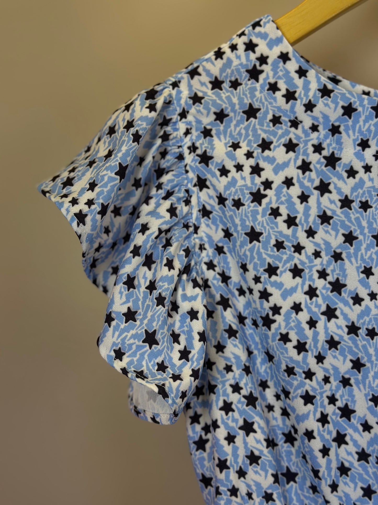 Vestido Teen Crepe Babados Estrelinhas Azul Claro - Two In