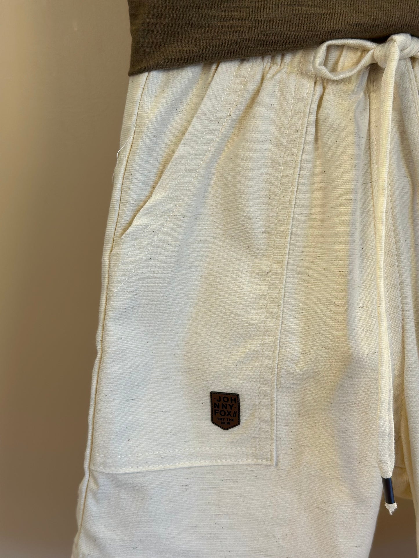 Conjunto Infantil Camiseta Marrom e Bermuda Sarja Off White - Little Johnny