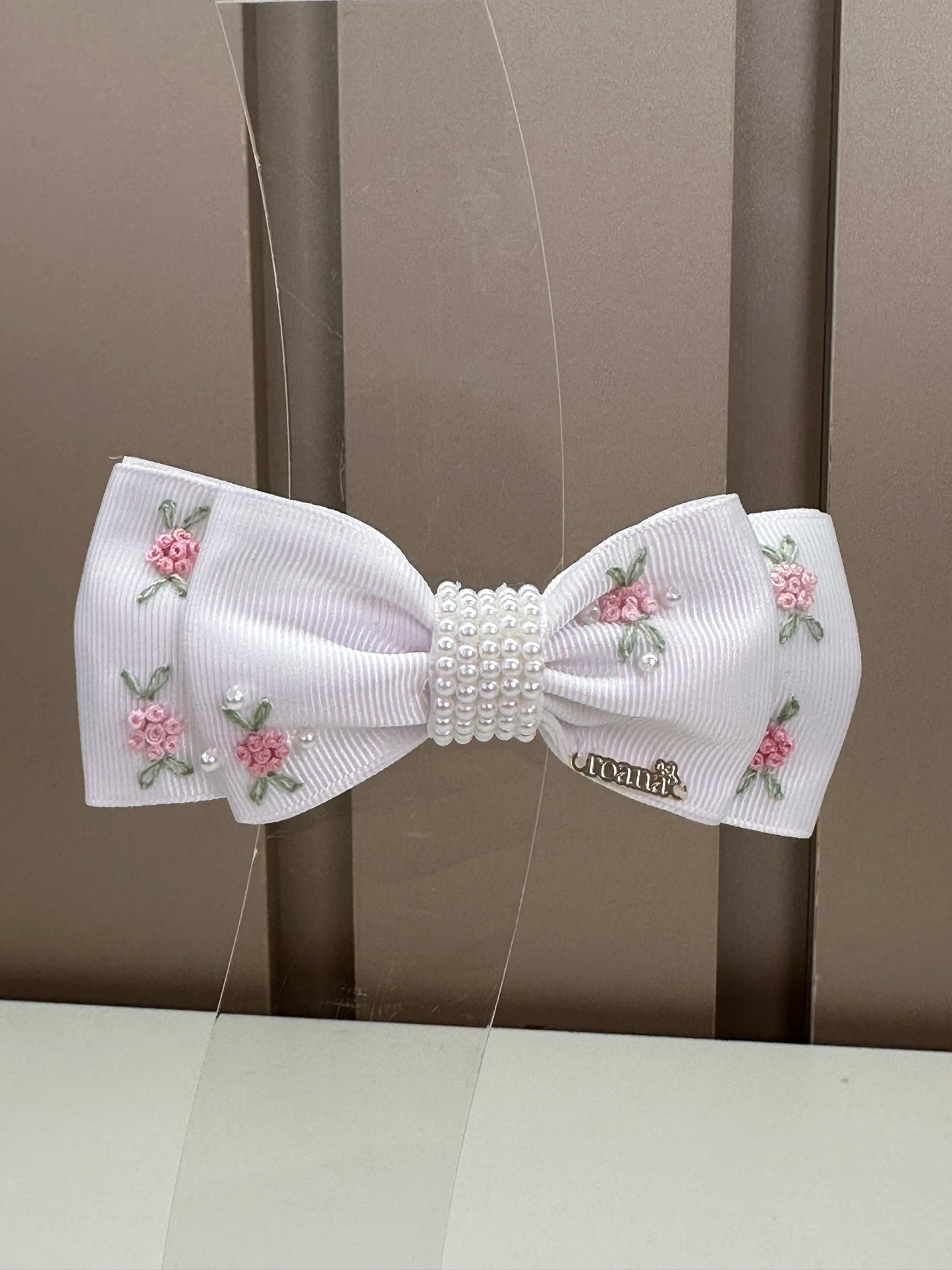 Presilha Infantil Laço Branco Bordado Flores e Miolo Pérolas- Roana