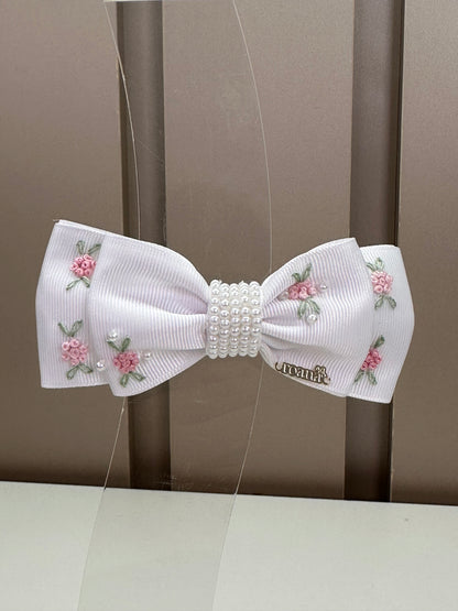 Presilha Infantil Laço Branco Bordado Flores e Miolo Pérolas- Roana