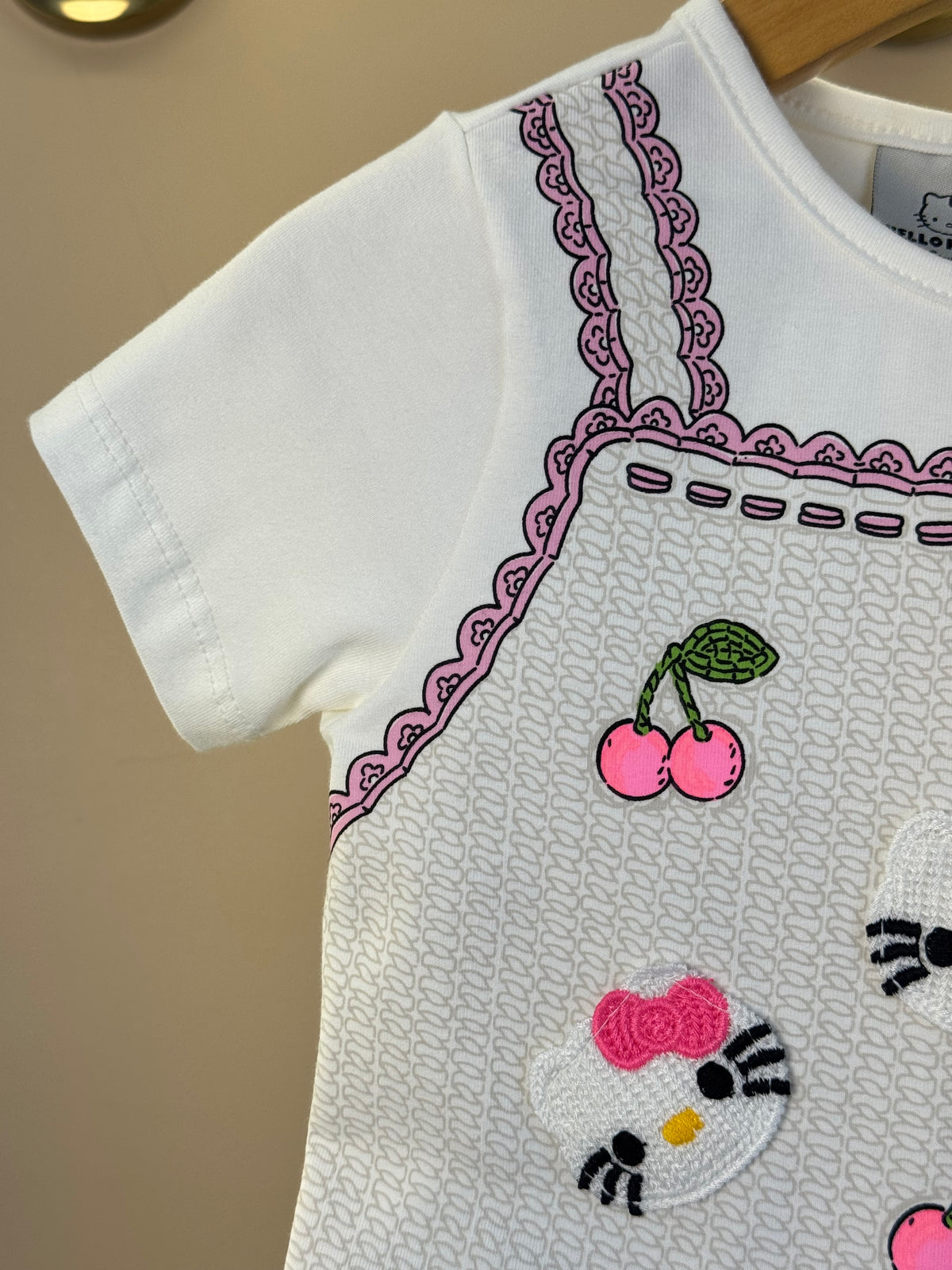 Conjunto Infantil Blusa Hello Kitty Bordado e Saia Jeans Pregas Com Pingente - Momi