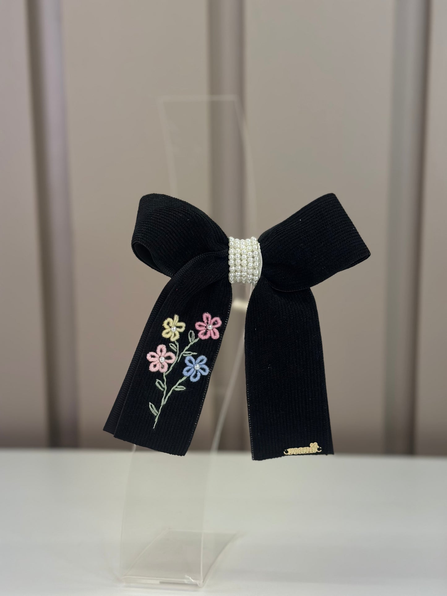 Laço Infantil  Veludo com Bordado Floral e Pérolas Preto - Roana