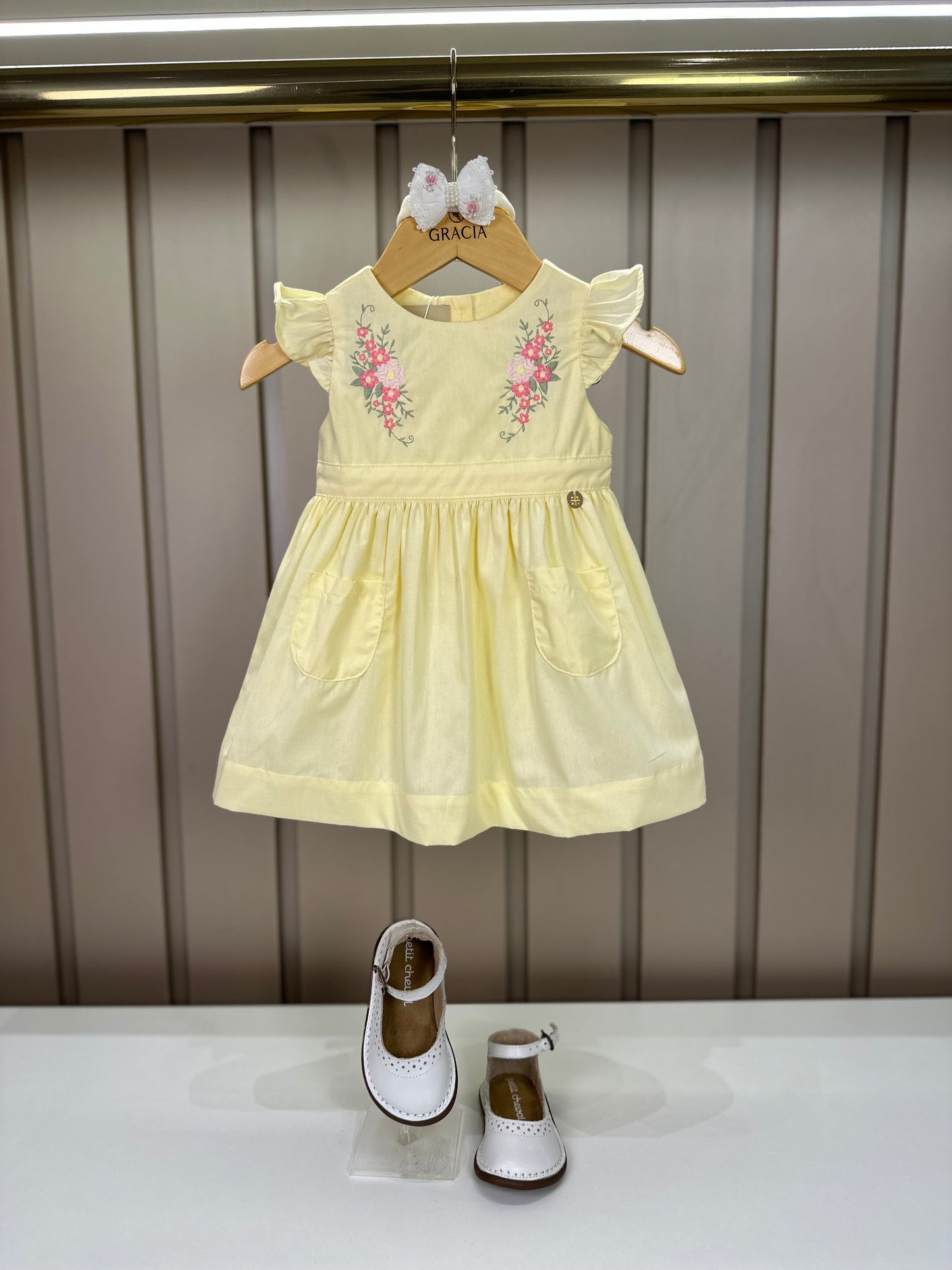 Vestido Bebê Algodão Rodado Bolsos e Bordado Floral Amarelo Claro - Um Mais Um