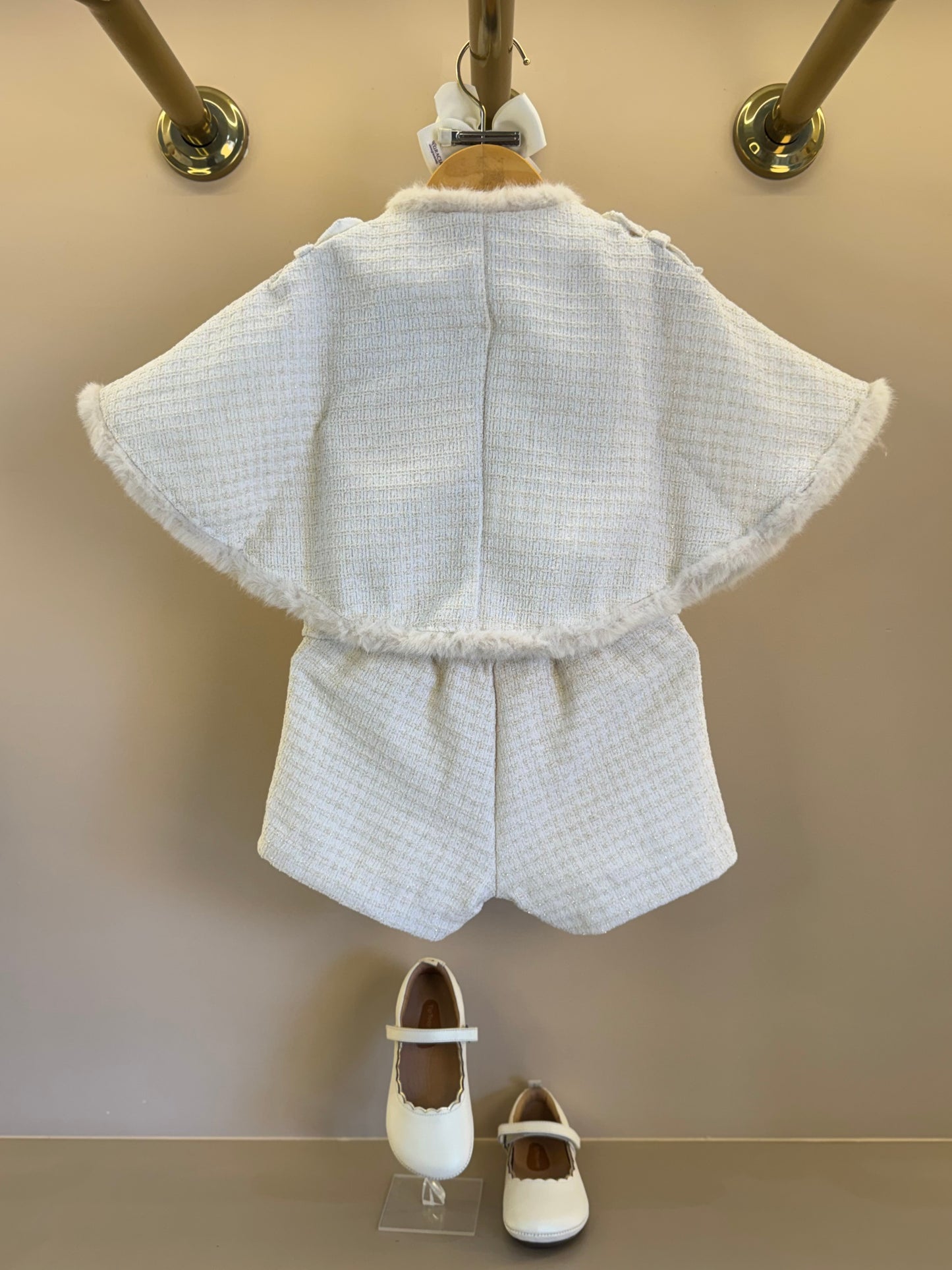 Conjunto Infantil Conceito Capa, Colete e Shorts Tweed Off White - Animê