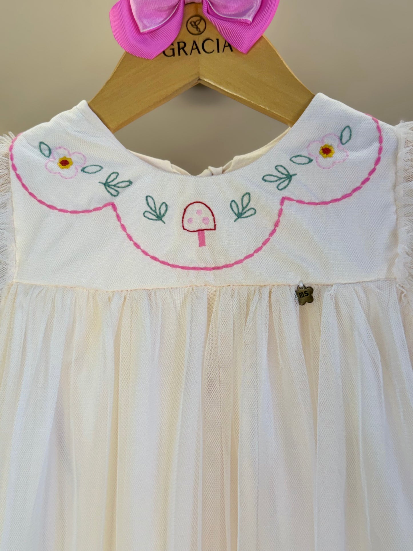 Vestido Infntil Tule Amplo Bordadinhos Gola Bege - Mon Sucré