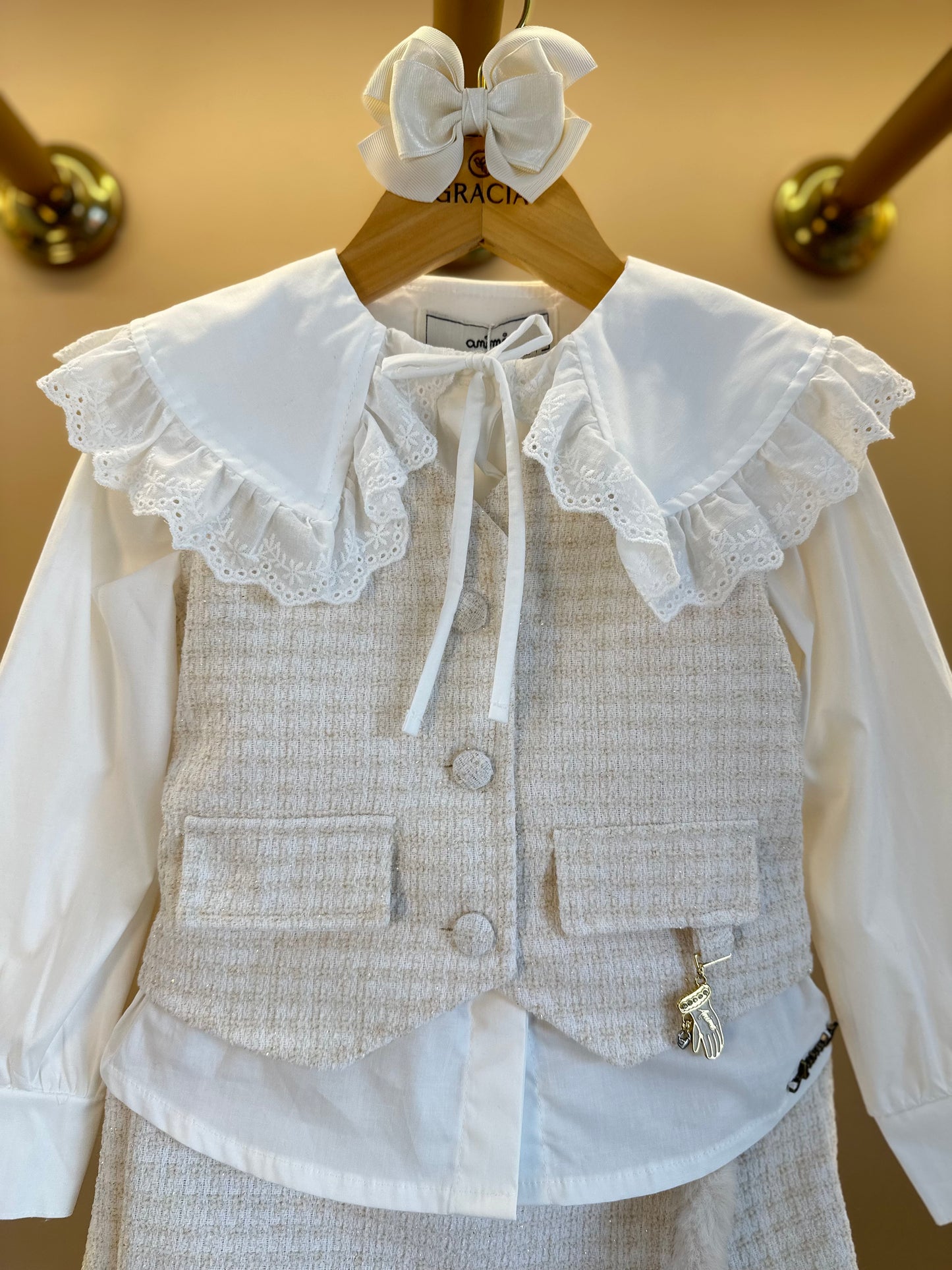 Conjunto Infantil Camisa Gola com Babado, Colete e Shorts Tweed Off White - Animê