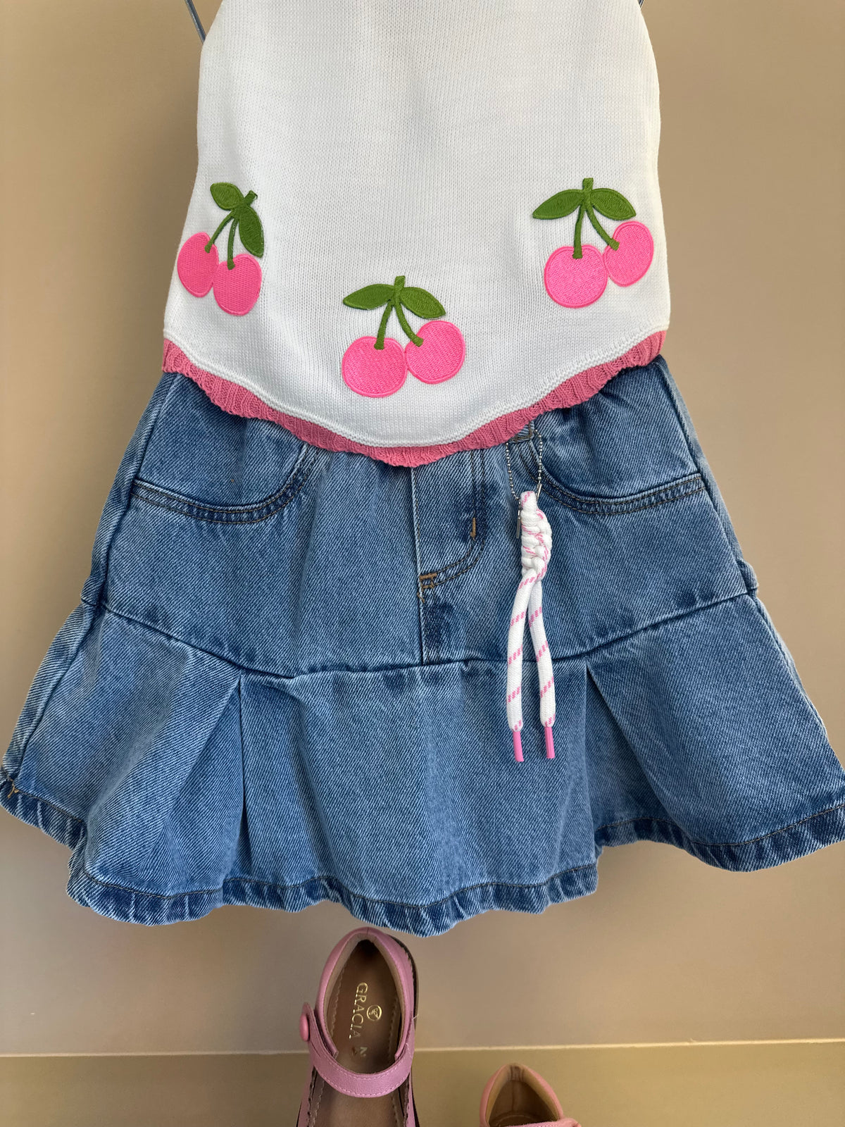 Conjunto Infantil Blusa Tricot Cerejas e Saia Jeans Pregas Com Pingente - Momi