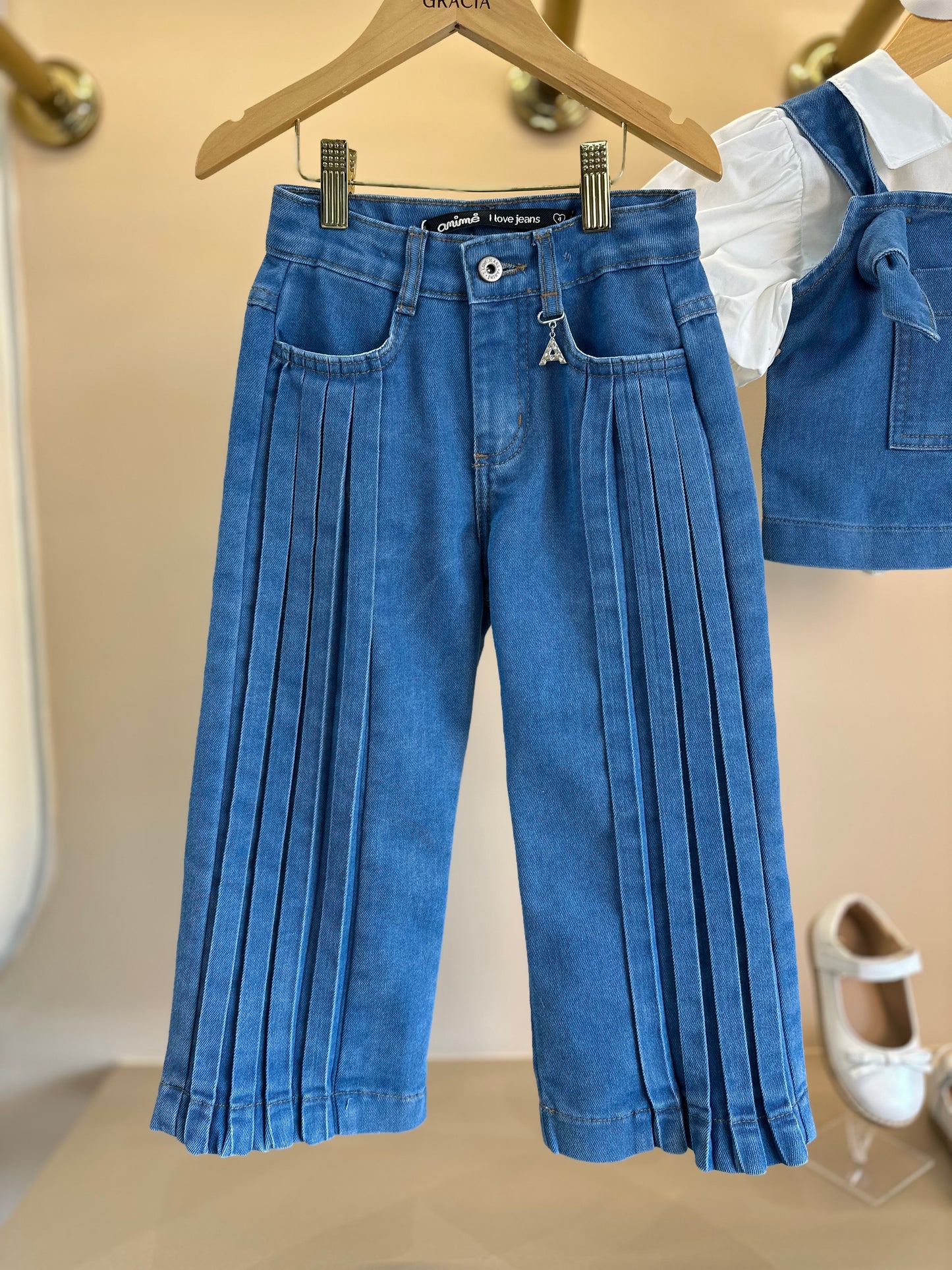 Conjunto Infantil Sobreposição Jeans, Blusa Manga Bufante e Calça Plissada - Animê