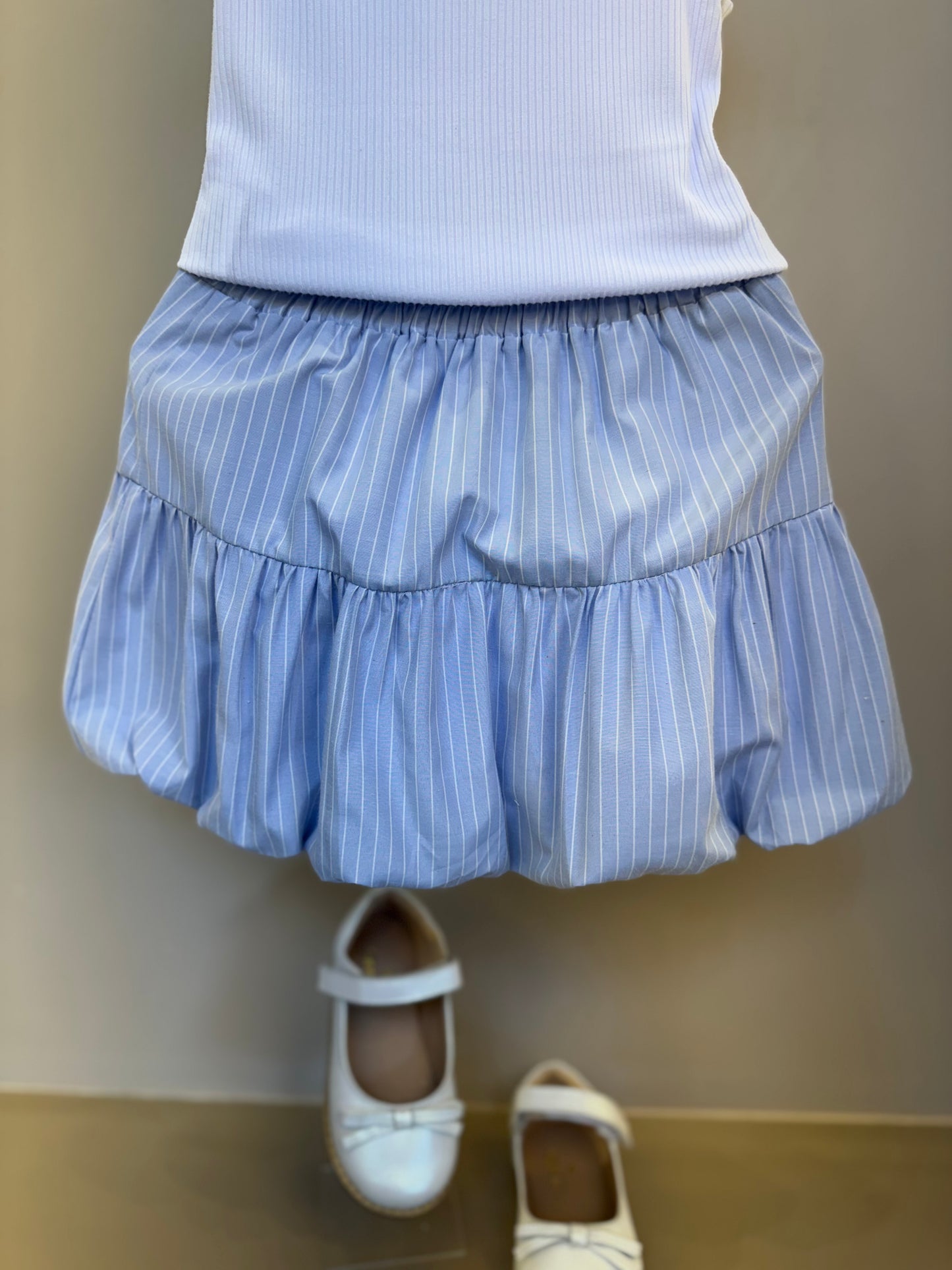 Conjunto Infantil  Saia Com Detalhes  Camisa Listrada Blusa Branca - Gabriela Aquarela